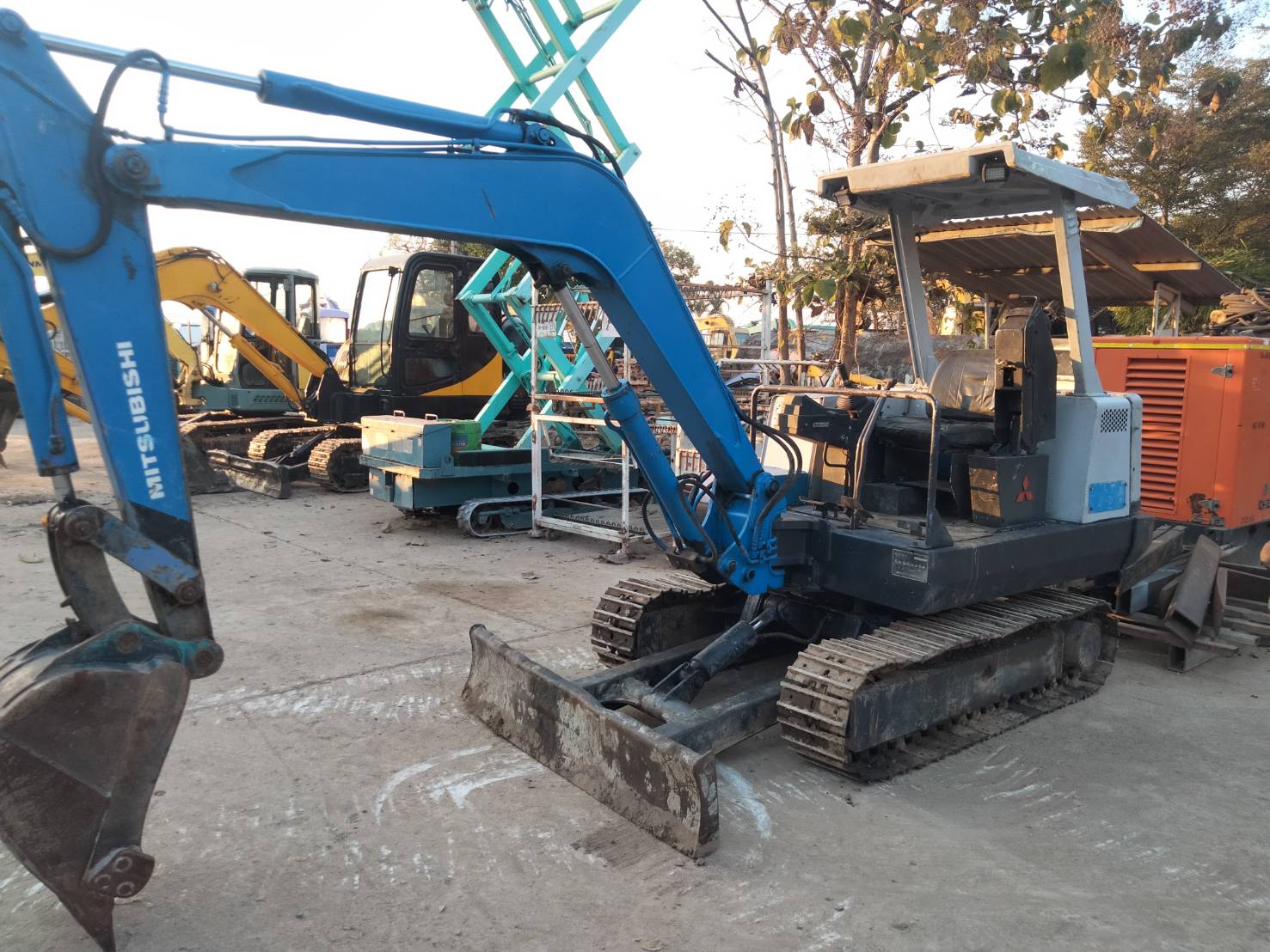 ขายรถขุดMITSUBISHI ME35 เครื่องยนต์มิตซูK4E ,คอนโทรลน้ำมัน, ปั๊มนิ้ว, แทรคเหล็ก ,รถเดิมใช้งานบริษัท, มีเอกสาร