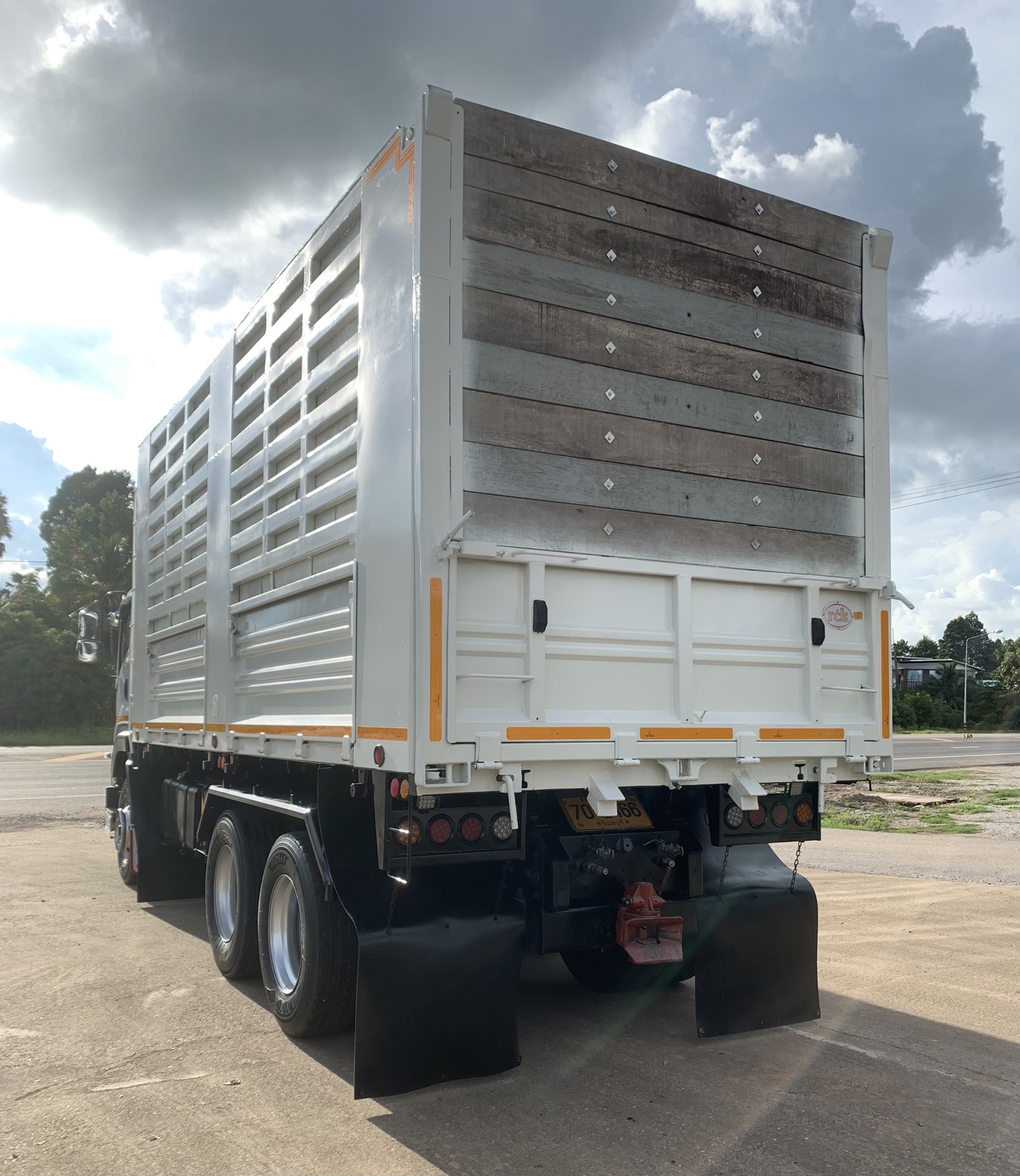 Isuzu 360 ปี 59 FT แม่เดี่ยวดั้ม รุ่งเจริญ มีระบบลากพ่วง พร้อมใช้งาน Isuzu 360 ปี 59 FT แม่เดี่ยวดั้ม รุ่งเจริญ มีระบบลากพ่วง พร้อมใช้งาน