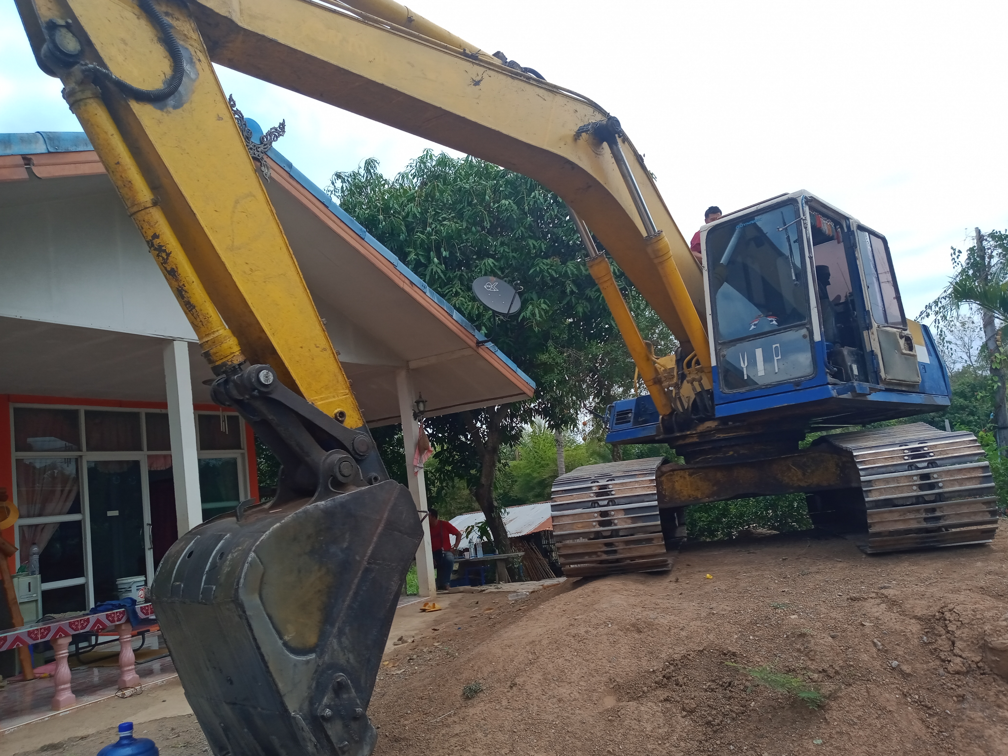 KOMATSU PC200-5 รถไฟฟ้าเต็ม คอลโทลยาว แอร์ใช้ได้ เครื่องปั้มแน่น ช่วงล่างดี เอกสารอินวอยช์