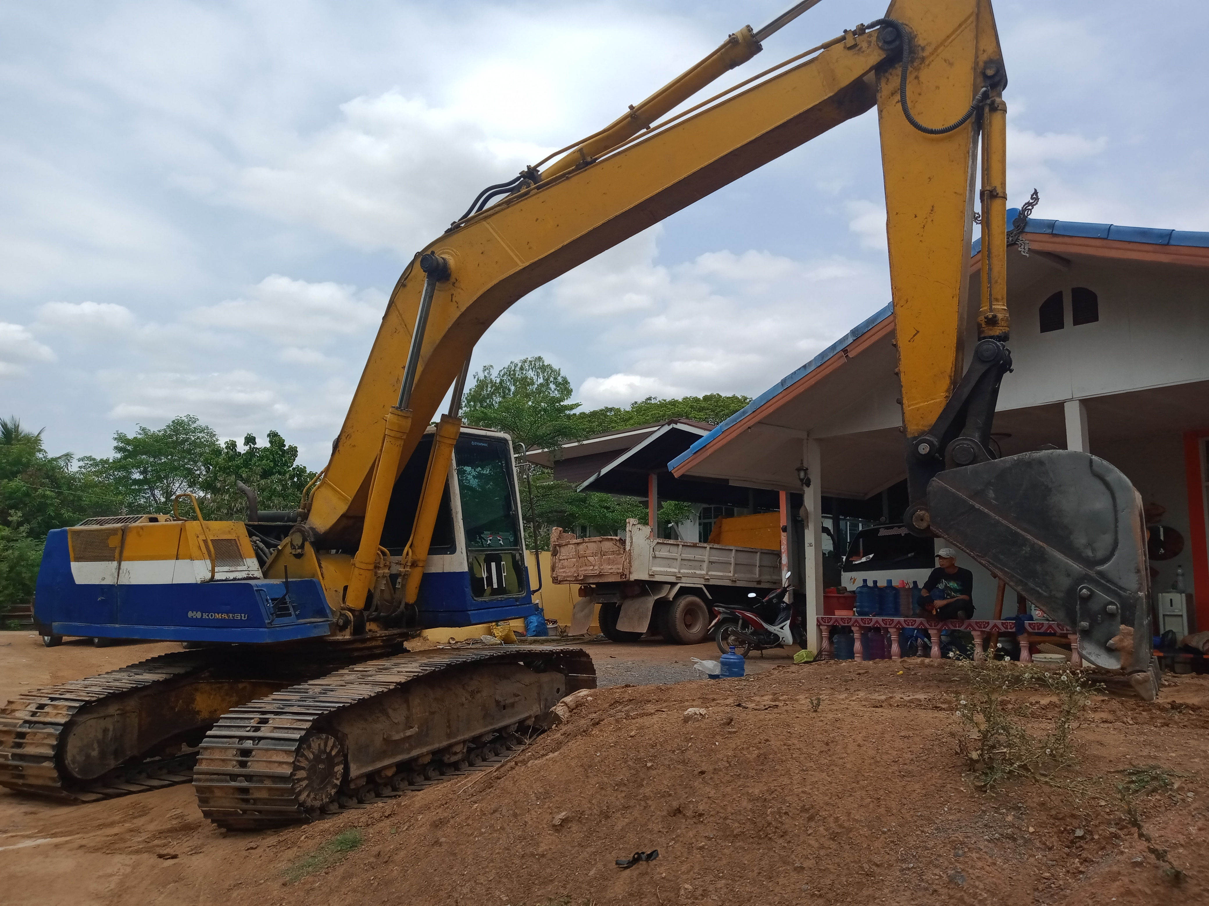 KOMATSU PC200-5 รถไฟฟ้าเต็ม คอลโทลยาว แอร์ใช้ได้ เครื่องปั้มแน่น ช่วงล่างดี เอกสารอินวอยช์