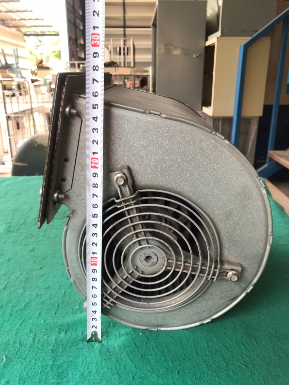 พัดลมหอยโข่ง ยี่ห้อ ebmpapst ใช้ไฟสามเฟส 230/400v 700w 2700min ช่องลมออกขนาด 10x27 ซม. ลมแรงมาก สภาพดี ใช้งานได้ปกติ ราคา 2,000 บาทรวมส่งค่ะ