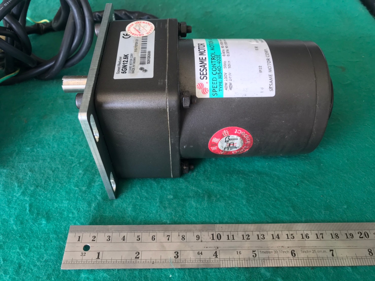 มอเตอร์เกียร์ SESAME MOTER  ขนาด 40w ใช้ไฟ 220v  ความเร็วรอบ 84 รอบ/นาที  พร้อมกล่องปรับรอบมอเตอร์ สภาพดี ใช้งานได้ปกติ ราคาชุดละ 2,000 บาทส่งฟรีค่ะ มี 2 ชุด