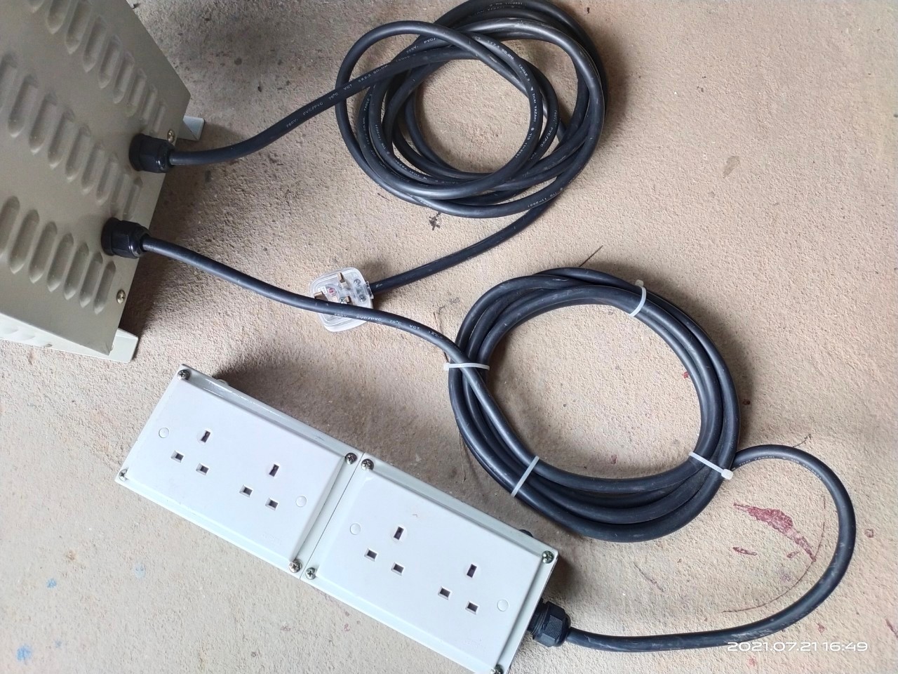 หม้อแปลง ESTEL ขนาด 1 KVA เข้า 220v ออก 110v  มีตู้ครอบ พร้อมสายไฟเส้นใหญ่และรางปลั๊ก สายไฟยาว   สภาพสวย ราคา 2,900 บาทไม่รวมส่งค่ะ