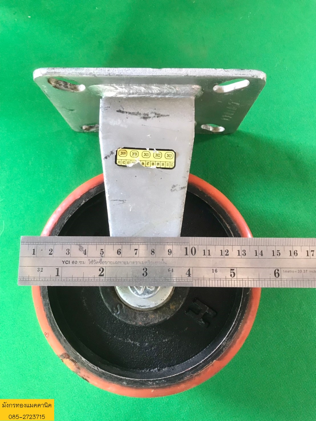 ลูกล้อโพลียูรีเทน ขนาด 6 นิ้ว แป้นหมุน 2 ล้อมีเบรก แป้นตาย 2 ล้อ โครงเหล็กหนา รับน้ำหนักได้ดี เหมาะสำหรับงานที่ต้องการความทนทาน ทนน้ำมัน ทนต่อแรงเสียดสี ไม่ทำลายพื้นผิว สภาพดี ราคาชุดละ 1,000 บาทไม่รวมส่งค่ะ มี 2 ชุด