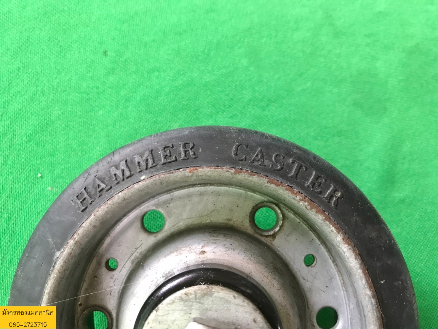 ลูกล้อ HAMMER ขนาด 5 นิ้ว มีเบรก 2 ล้อ ล้อหมุนได้ 4 ล้อ ล้อยางแน่นๆ เข็นไม่ดัง ไม่เป็นรอยค่ะ ล้อลื่นดี แข็งแรงรับน้ำหนักได้ดี ราคาชุดละ 600 บาทไม่รวมส่งค่ะ มี 1 ชุด