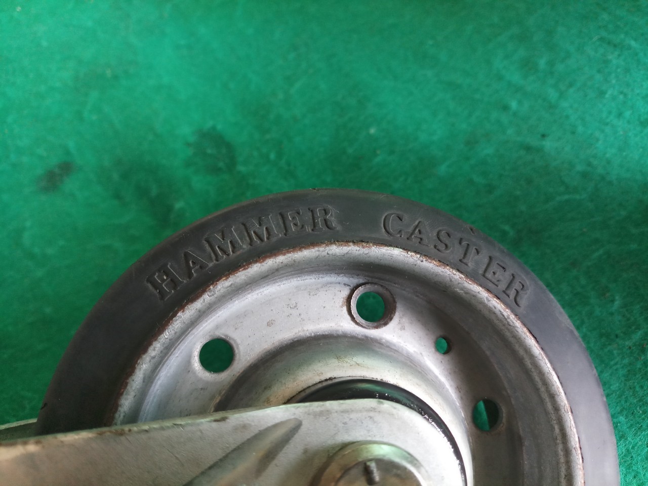 ลูกล้อ ขนาด 5 นิ้ว ยี่ห้อ HAMMER สูง 17 ซม. หมุนได้รอบ 4 ล้อ มีเบรก 2 ล้อ ล้อเป็นเนื้อยาง ใสนิ่มพื้นไม่เป็นรอย ยางดี โครงหนาแข็งแรง รับน้ำหนักได้ดี ราคาชุดละ 650 บาท+100 ค่าส่ง มี 8 ชุดค่ะ