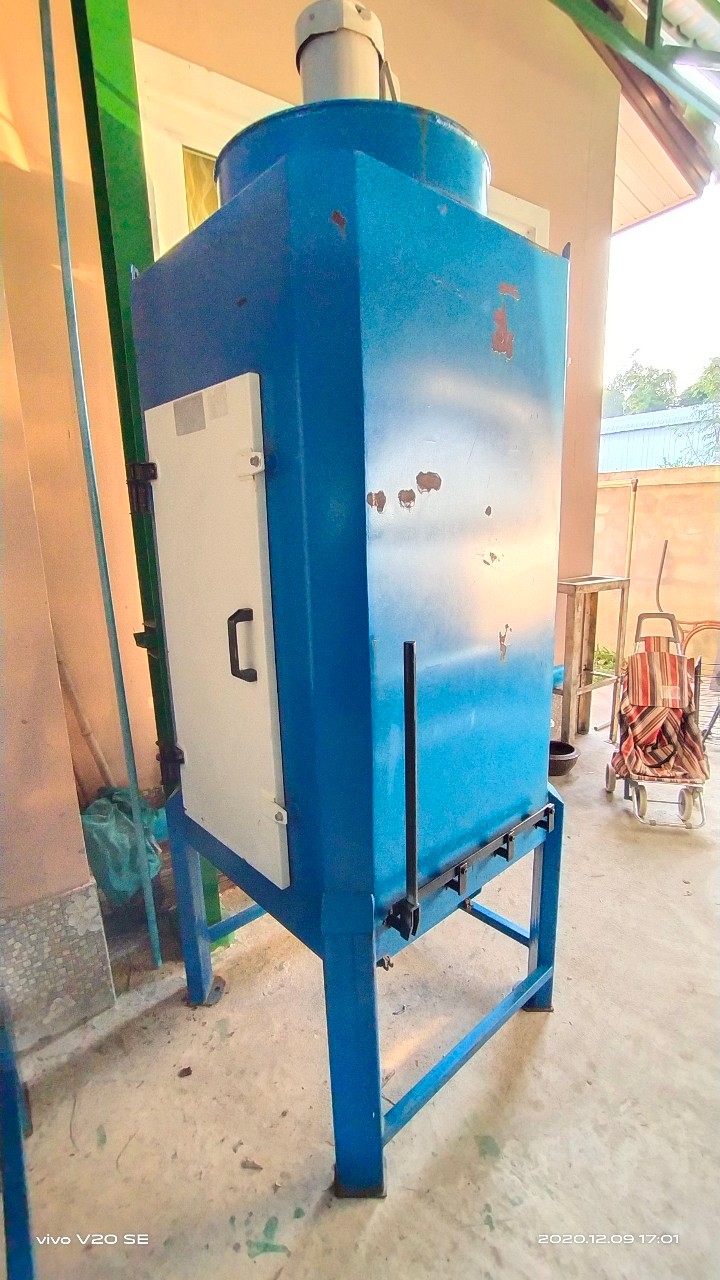 ตู้ยิงทราย ขนาด 120x120x194 ซม.ยี่ห้อ Kepler มีถุงมือสองข้าง ยังสวย ด้านในมีตะแกรงรองงาน ปืนพ่น เหล็กโครงสร้างหนามาก มีตู้ดูดฝุ่นแยกอีกเครื่อง  สภาพสวย อุปกรณ์ค่อนข้างครบ  จัดชุดคู่กัน  ราคา 30,000 บาทไม่รวมส่งค่ะ