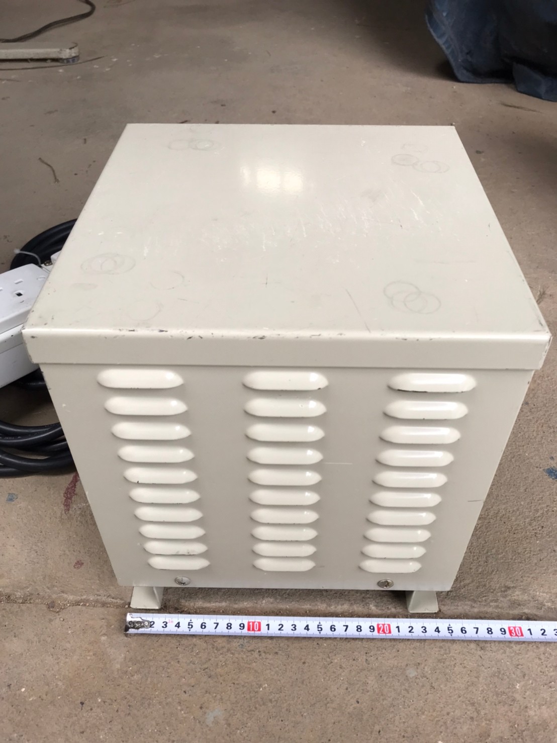 หม้อแปลง ESTEL ขนาด 1 KVA เข้า 220v ออก 110v  มีตู้ครอบ พร้อมสายไฟเส้นใหญ่และรางปลั๊ก สายไฟยาว   สภาพสวย ราคา 2,900 บาทไม่รวมส่งค่ะ