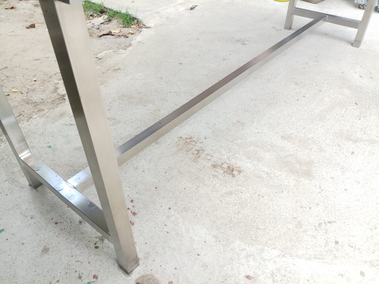 โต๊ะสแตนเลส ขนาด 70x200x75 ซม. แผ่นท้อปไม่มีรูเจาะ มีรูเจาะเล็กๆ มุมโต๊ะ 2 รูค่ะ   สแตนเลสหนาแข็งแรง สภาพสวย ราคาตัวละ 5,500 บาทไม่รวมส่งค่ะ  มี 2 ตัว