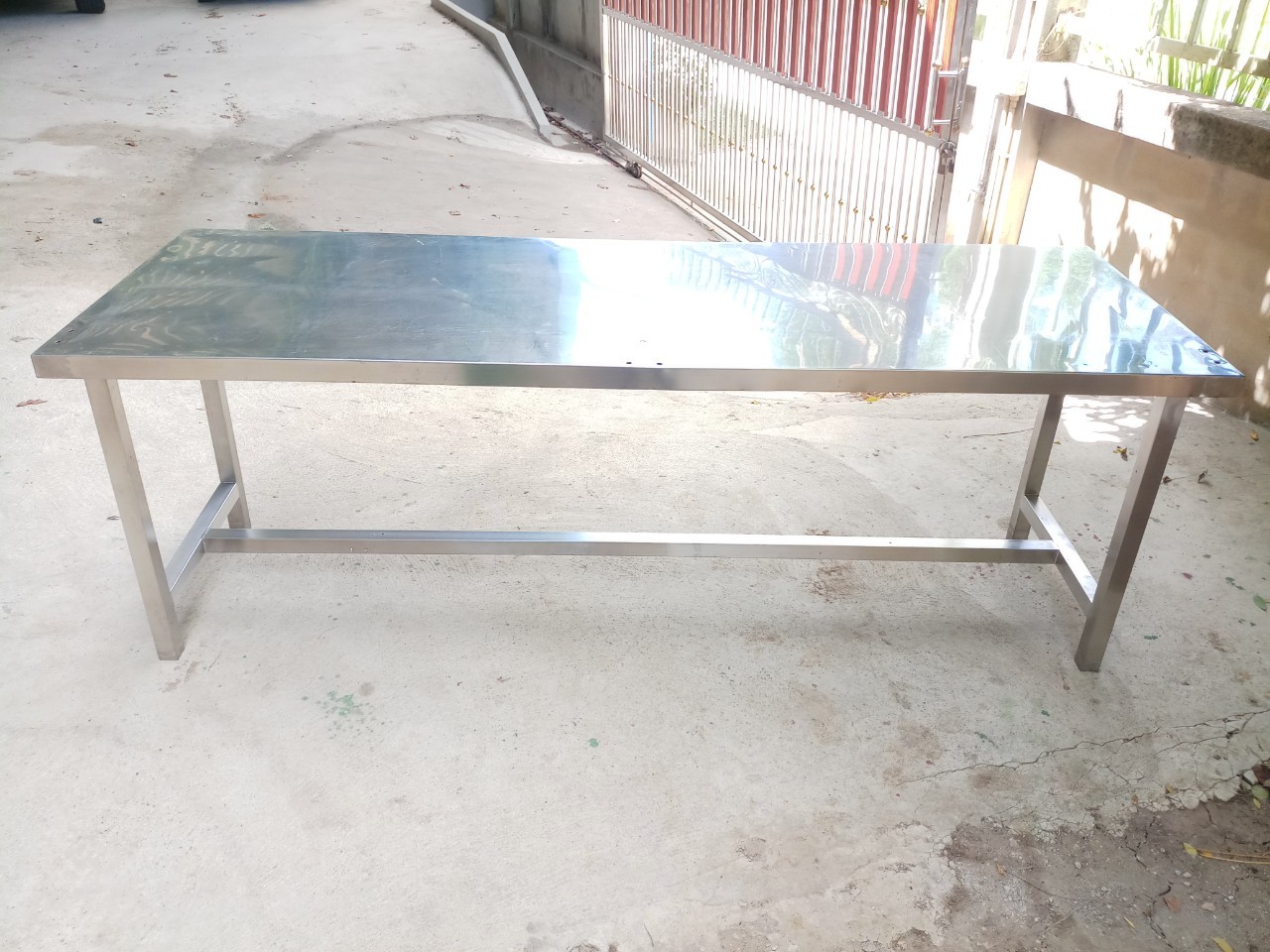 โต๊ะสแตนเลส ขนาด 70x200x75 ซม. แผ่นท้อปไม่มีรูเจาะ มีรูเจาะเล็กๆ มุมโต๊ะ 2 รูค่ะ   สแตนเลสหนาแข็งแรง สภาพสวย ราคาตัวละ 5,500 บาทไม่รวมส่งค่ะ  มี 2 ตัว