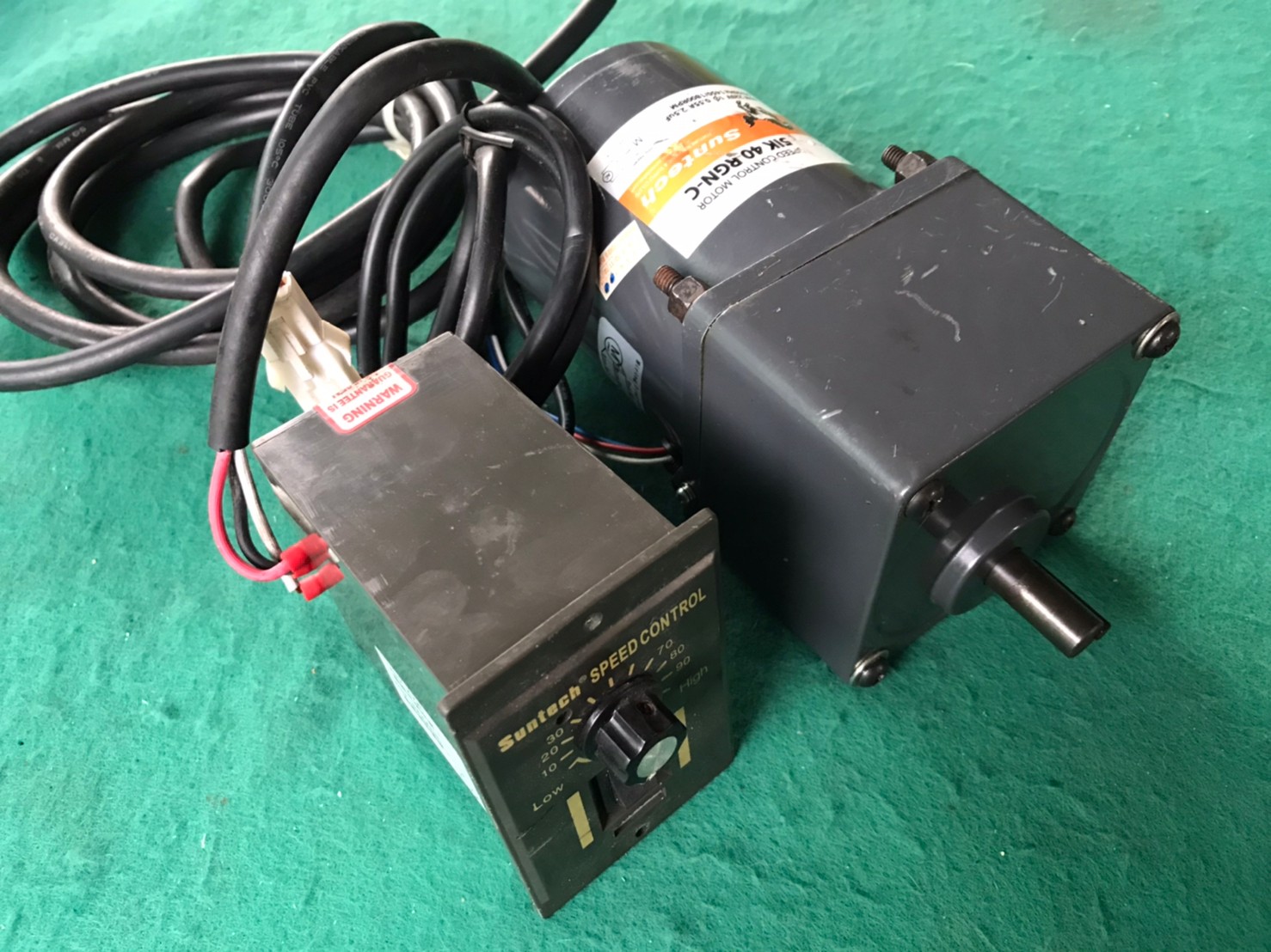 มอเตอร์เกียร์ Suntech  40w  ใช้ไฟ 220v  ความเร็วรอบ 48 รอบ/นาทีพร้อมกล่องปรับรอบมอเตอร์  สภาพดี  ใช้งานได้ปกติ  ราคาชุดละ 2,000 บาทส่งฟรีค่ะ