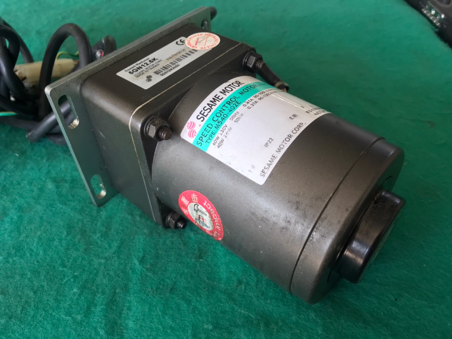 มอเตอร์เกียร์ SESAME MOTER  ขนาด 40w ใช้ไฟ 220v  ความเร็วรอบ 84 รอบ/นาที  พร้อมกล่องปรับรอบมอเตอร์ สภาพดี ใช้งานได้ปกติ ราคาชุดละ 2,000 บาทส่งฟรีค่ะ มี 2 ชุด