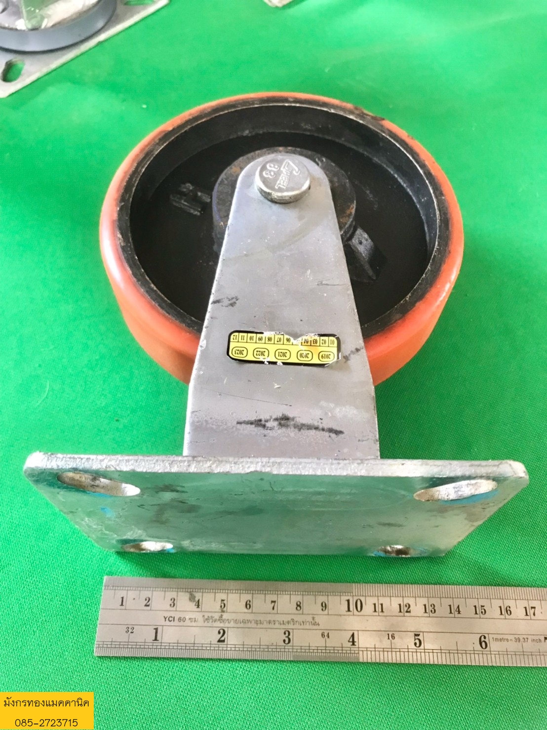 ลูกล้อโพลียูรีเทน ขนาด 6 นิ้ว แป้นหมุน 2 ล้อมีเบรก แป้นตาย 2 ล้อ โครงเหล็กหนา รับน้ำหนักได้ดี เหมาะสำหรับงานที่ต้องการความทนทาน ทนน้ำมัน ทนต่อแรงเสียดสี ไม่ทำลายพื้นผิว สภาพดี ราคาชุดละ 1,000 บาทไม่รวมส่งค่ะ มี 2 ชุด