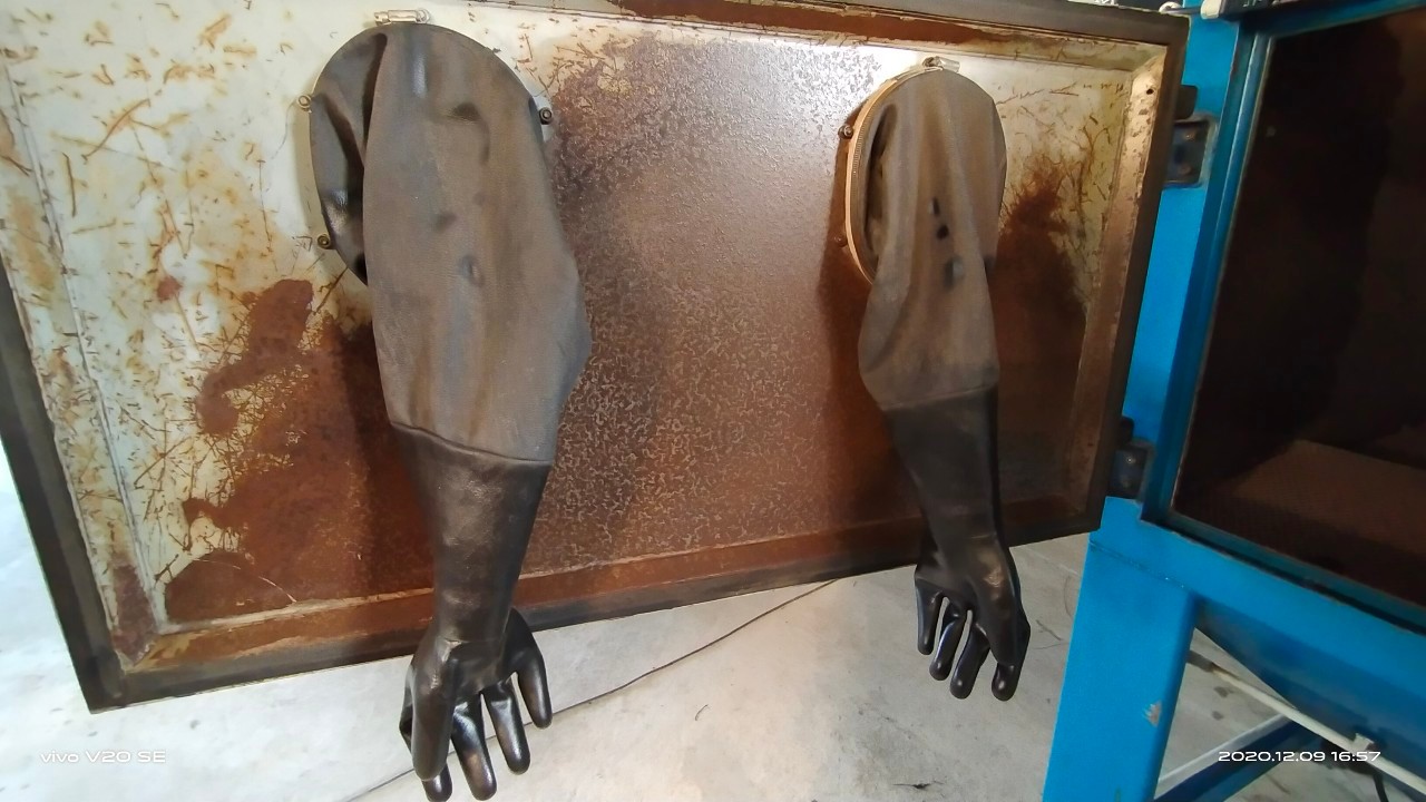 ตู้ยิงทราย ขนาด 120x120x194 ซม.ยี่ห้อ Kepler มีถุงมือสองข้าง ยังสวย ด้านในมีตะแกรงรองงาน ปืนพ่น เหล็กโครงสร้างหนามาก มีตู้ดูดฝุ่นแยกอีกเครื่อง  สภาพสวย อุปกรณ์ค่อนข้างครบ  จัดชุดคู่กัน  ราคา 30,000 บาทไม่รวมส่งค่ะ