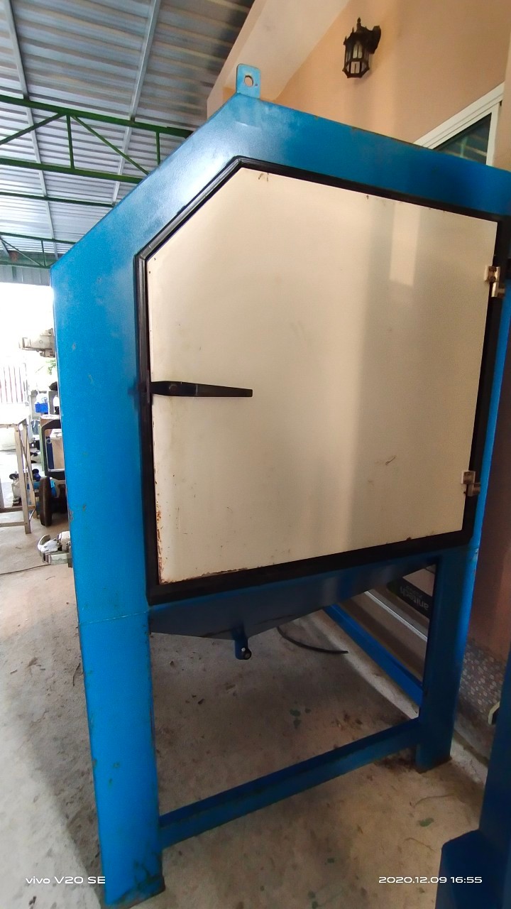 ตู้ยิงทราย ขนาด 120x120x194 ซม.ยี่ห้อ Kepler มีถุงมือสองข้าง ยังสวย ด้านในมีตะแกรงรองงาน ปืนพ่น เหล็กโครงสร้างหนามาก มีตู้ดูดฝุ่นแยกอีกเครื่อง  สภาพสวย อุปกรณ์ค่อนข้างครบ  จัดชุดคู่กัน  ราคา 30,000 บาทไม่รวมส่งค่ะ