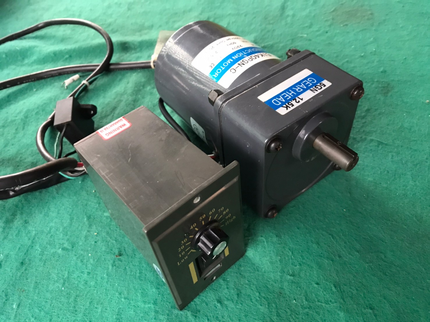 มอเตอร์เกียร์ Ac  induction moter  40w  ใช้ไฟ 220v  ความเร็วรอบ 108 รอบ/นาทีพร้อมกล่องปรับรอบมอเตอร์  สภาพดี  ใช้งานได้ปกติ  ราคาชุดละ 2,000 บาทส่งฟรีค่ะ