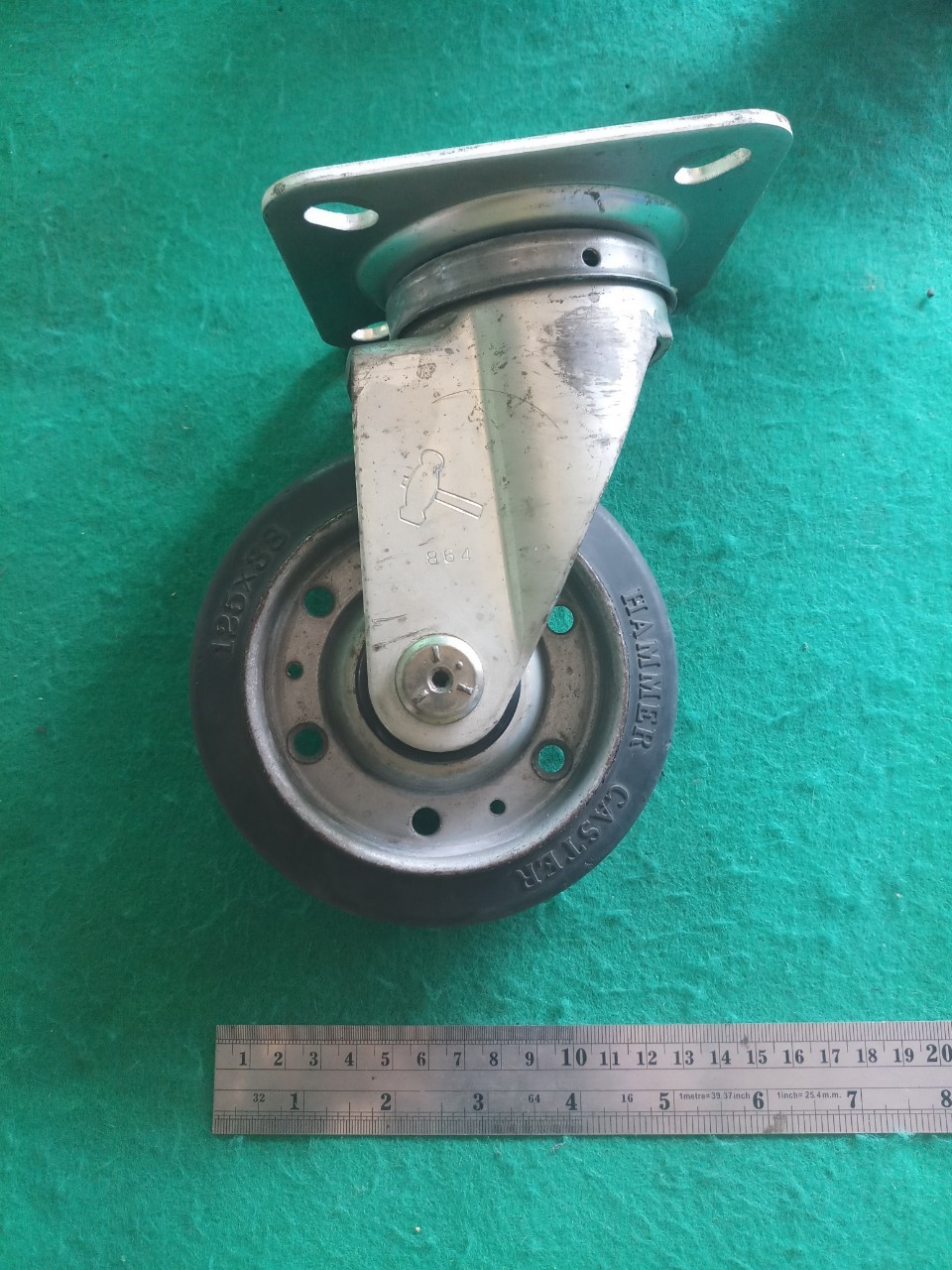 ลูกล้อ ขนาด 5 นิ้ว ยี่ห้อ HAMMER สูง 17 ซม. หมุนได้รอบ 4 ล้อ มีเบรก 2 ล้อ ล้อเป็นเนื้อยาง ใสนิ่มพื้นไม่เป็นรอย ยางดี โครงหนาแข็งแรง รับน้ำหนักได้ดี ราคาชุดละ 650 บาท+100 ค่าส่ง มี 8 ชุดค่ะ