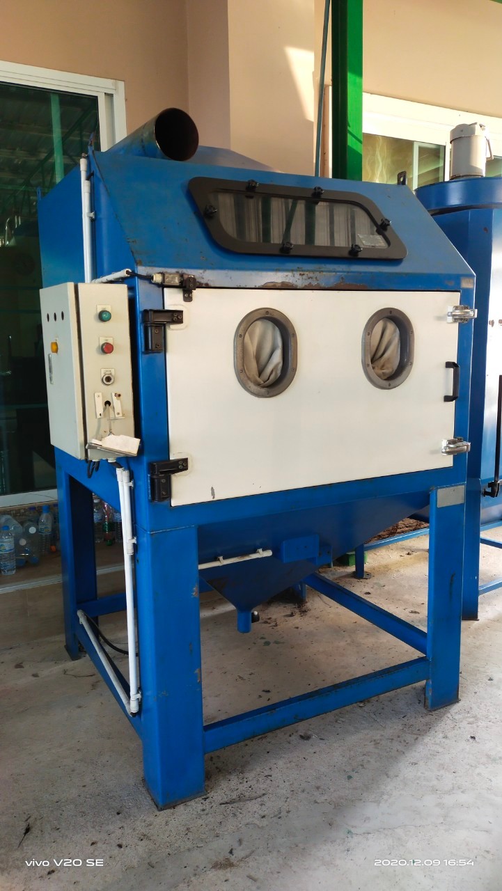 ตู้ยิงทราย ขนาด 120x120x194 ซม.ยี่ห้อ Kepler มีถุงมือสองข้าง ยังสวย ด้านในมีตะแกรงรองงาน ปืนพ่น เหล็กโครงสร้างหนามาก มีตู้ดูดฝุ่นแยกอีกเครื่อง  สภาพสวย อุปกรณ์ค่อนข้างครบ  จัดชุดคู่กัน  ราคา 30,000 บาทไม่รวมส่งค่ะ