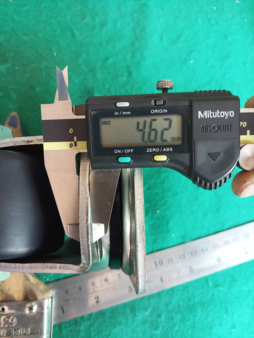 ลูกล้อ ขนาด 3 นิ้ว หน้ากว้างเกือบ 2 นิ้ว หมุนได้รอบ 4 ล้อ โครงล้อหนามาก รับน้ำหนักได้หลายร้อยโล สภาพสวยมาก ไม่มีสนิม ล้อลื่นดี จัดชุด 4 ล้อ ราคาชุดละ 500 บาท+90 ค่าส่ง มี 100 ชุดค่ะ