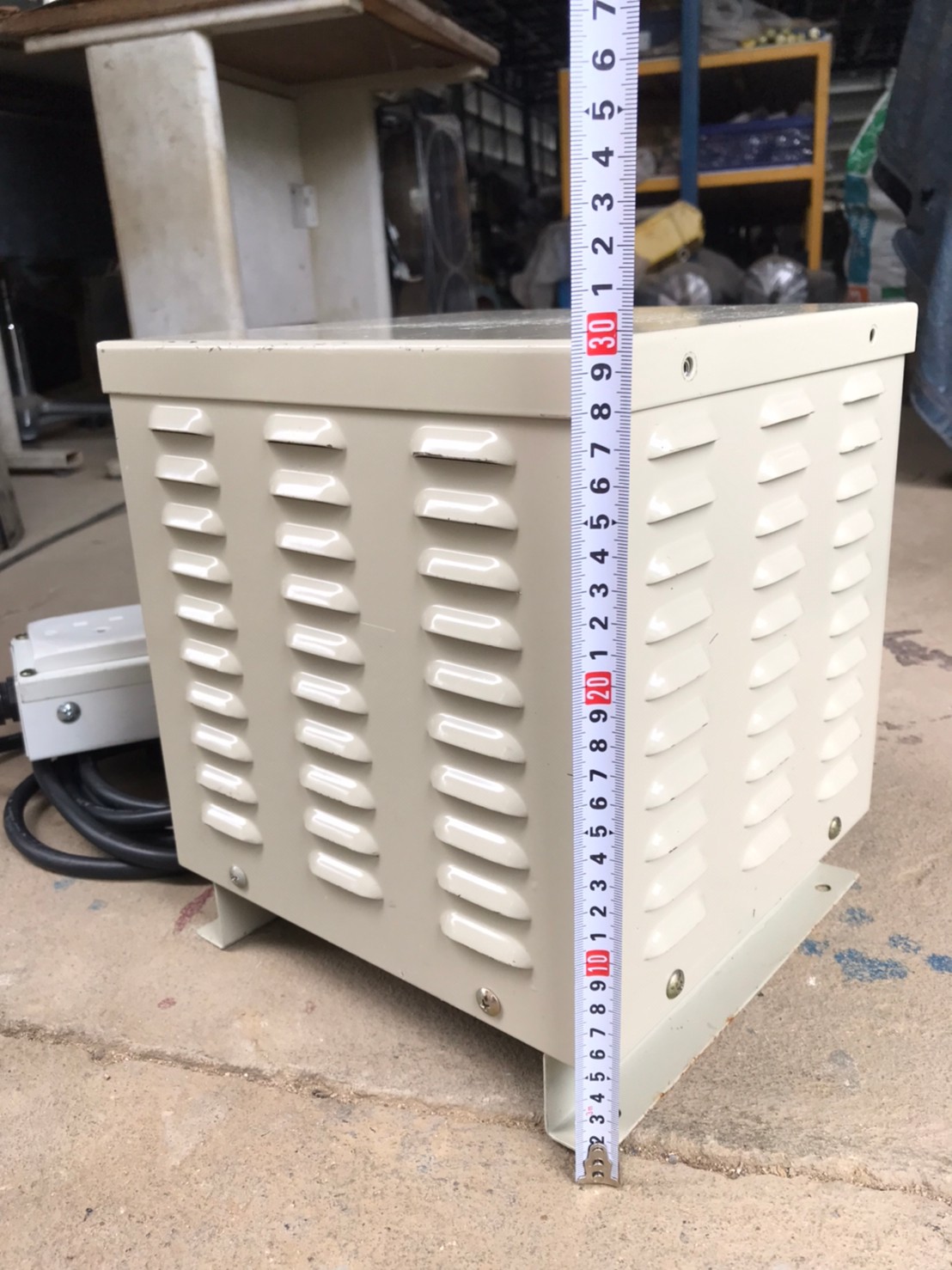 หม้อแปลง ESTEL ขนาด 1 KVA เข้า 220v ออก 110v  มีตู้ครอบ พร้อมสายไฟเส้นใหญ่และรางปลั๊ก สายไฟยาว   สภาพสวย ราคา 2,900 บาทไม่รวมส่งค่ะ