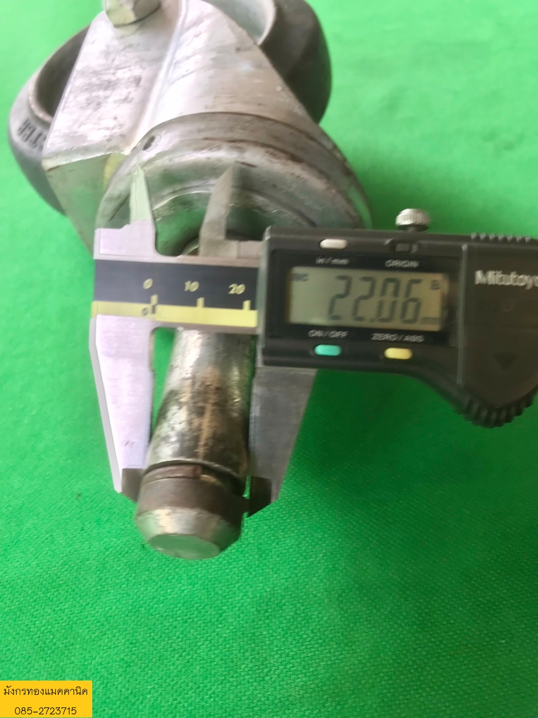 ลูกล้อ HAMMER ขนาด 5 นิ้ว มีเบรก 2 ล้อ ล้อหมุนได้ 4 ล้อ ล้อยางแน่นๆ เข็นไม่ดัง ไม่เป็นรอยค่ะ ล้อลื่นดี แข็งแรงรับน้ำหนักได้ดี ราคาชุดละ 600 บาทไม่รวมส่งค่ะ มี 1 ชุด