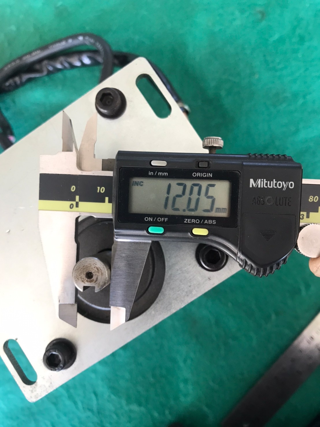 มอเตอร์เกียร์ SESAME MOTER  ขนาด 40w ใช้ไฟ 220v  ความเร็วรอบ 84 รอบ/นาที  พร้อมกล่องปรับรอบมอเตอร์ สภาพดี ใช้งานได้ปกติ ราคาชุดละ 2,000 บาทส่งฟรีค่ะ มี 2 ชุด