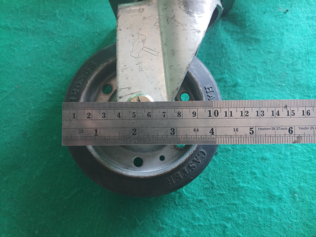 ลูกล้อ ขนาด 5 นิ้ว ยี่ห้อ HAMMER สูง 17 ซม. หมุนได้รอบ 4 ล้อ มีเบรก 2 ล้อ ล้อเป็นเนื้อยาง ใสนิ่มพื้นไม่เป็นรอย ยางดี โครงหนาแข็งแรง รับน้ำหนักได้ดี ราคาชุดละ 650 บาท+100 ค่าส่ง มี 8 ชุดค่ะ