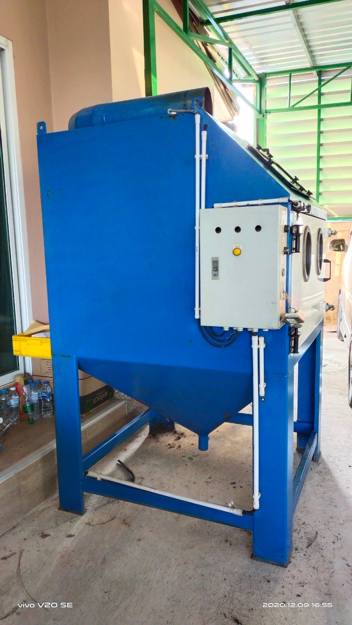 ตู้ยิงทราย ขนาด 120x120x194 ซม.ยี่ห้อ Kepler มีถุงมือสองข้าง ยังสวย ด้านในมีตะแกรงรองงาน ปืนพ่น เหล็กโครงสร้างหนามาก มีตู้ดูดฝุ่นแยกอีกเครื่อง  สภาพสวย อุปกรณ์ค่อนข้างครบ  จัดชุดคู่กัน  ราคา 30,000 บาทไม่รวมส่งค่ะ