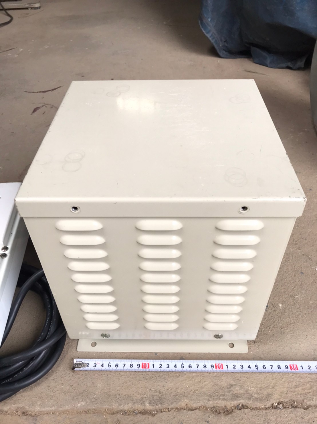 หม้อแปลง ESTEL ขนาด 1 KVA เข้า 220v ออก 110v  มีตู้ครอบ พร้อมสายไฟเส้นใหญ่และรางปลั๊ก สายไฟยาว   สภาพสวย ราคา 2,900 บาทไม่รวมส่งค่ะ