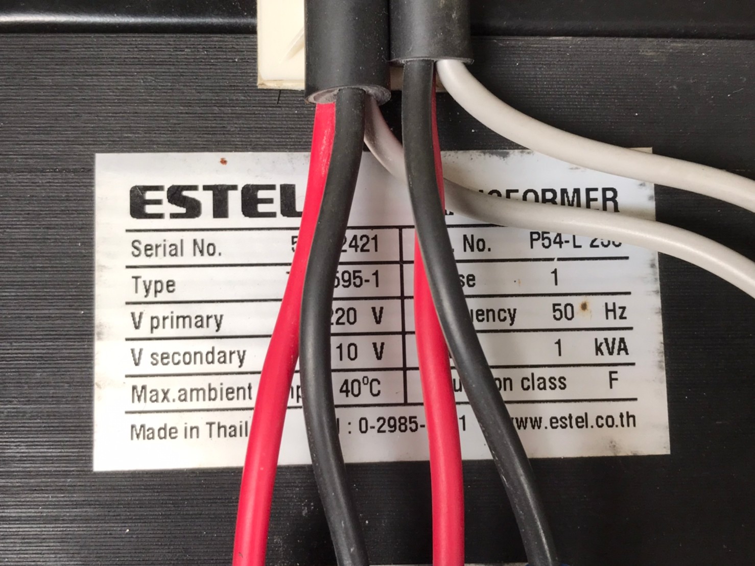 หม้อแปลง ESTEL ขนาด 1 KVA เข้า 220v ออก 110v  มีตู้ครอบ พร้อมสายไฟเส้นใหญ่และรางปลั๊ก สายไฟยาว   สภาพสวย ราคา 2,900 บาทไม่รวมส่งค่ะ
