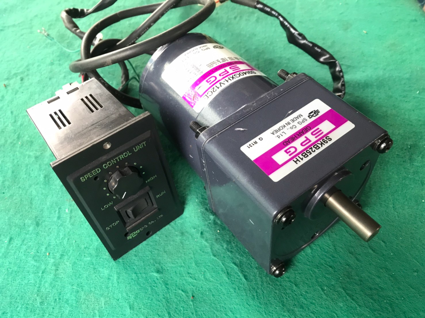 มอเตอร์เกียร์ SPG 40w  ใช้ไฟ 220v ความเร็วรอบ 56 รอบ/นาที พร้อมกล่องปรับรอบมอเตอร์