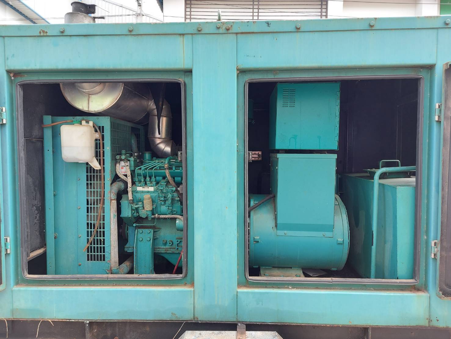 เครื่องปั่นไฟมือสอง 50KVA/40KW 3เฟส ชุดเจน cummins รวมรถสาลี่รากด้วยครับ เครื่องปั่นไฟมือสอง 50KVA/40KW 3เฟส ชุดเจน cummins รวมรถสาลี่รากด้วยครับ