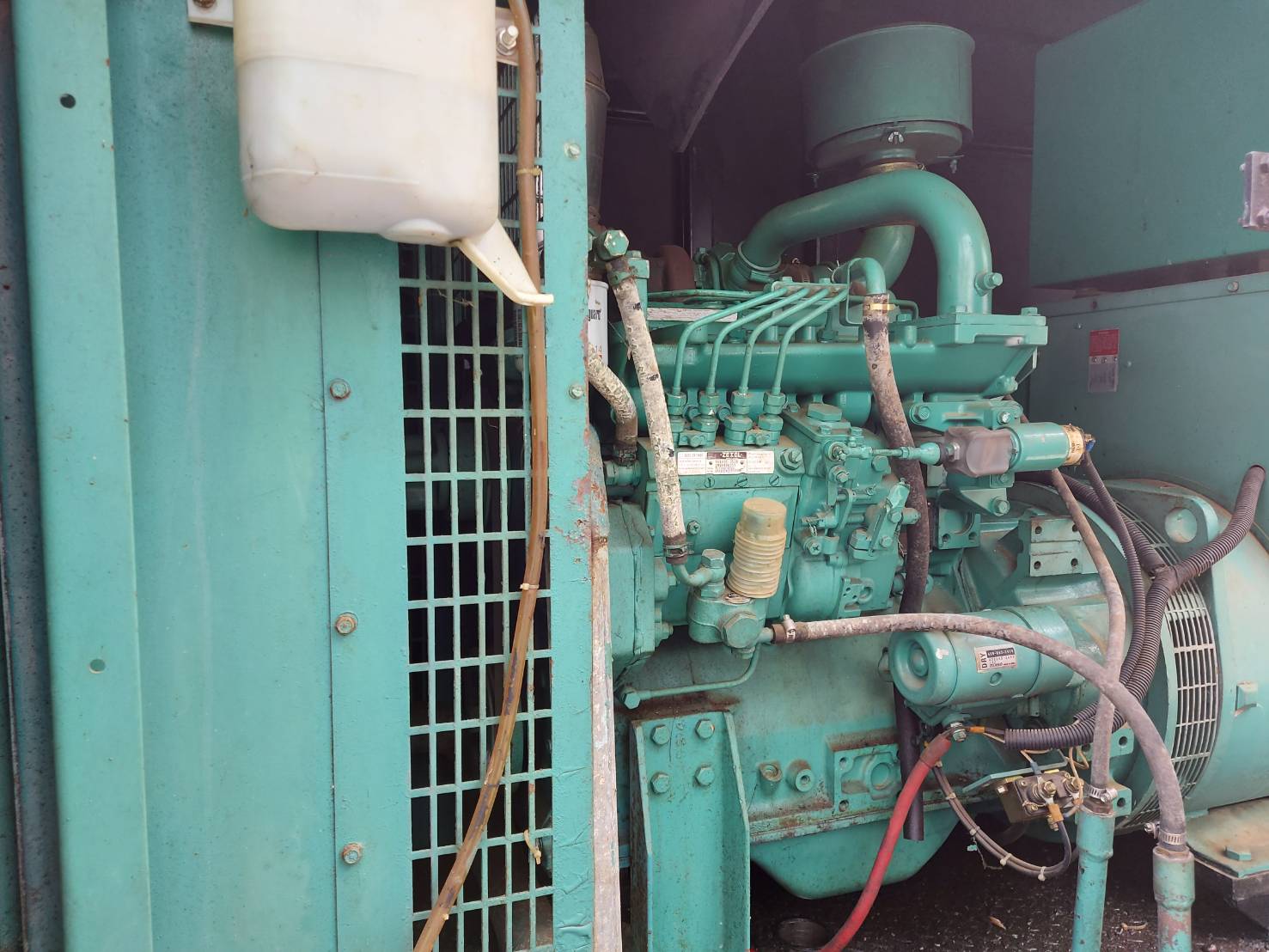 เครื่องปั่นไฟมือสอง 50KVA/40KW 3เฟส ชุดเจน cummins รวมรถสาลี่รากด้วยครับ เครื่องปั่นไฟมือสอง 50KVA/40KW 3เฟส ชุดเจน cummins รวมรถสาลี่รากด้วยครับ