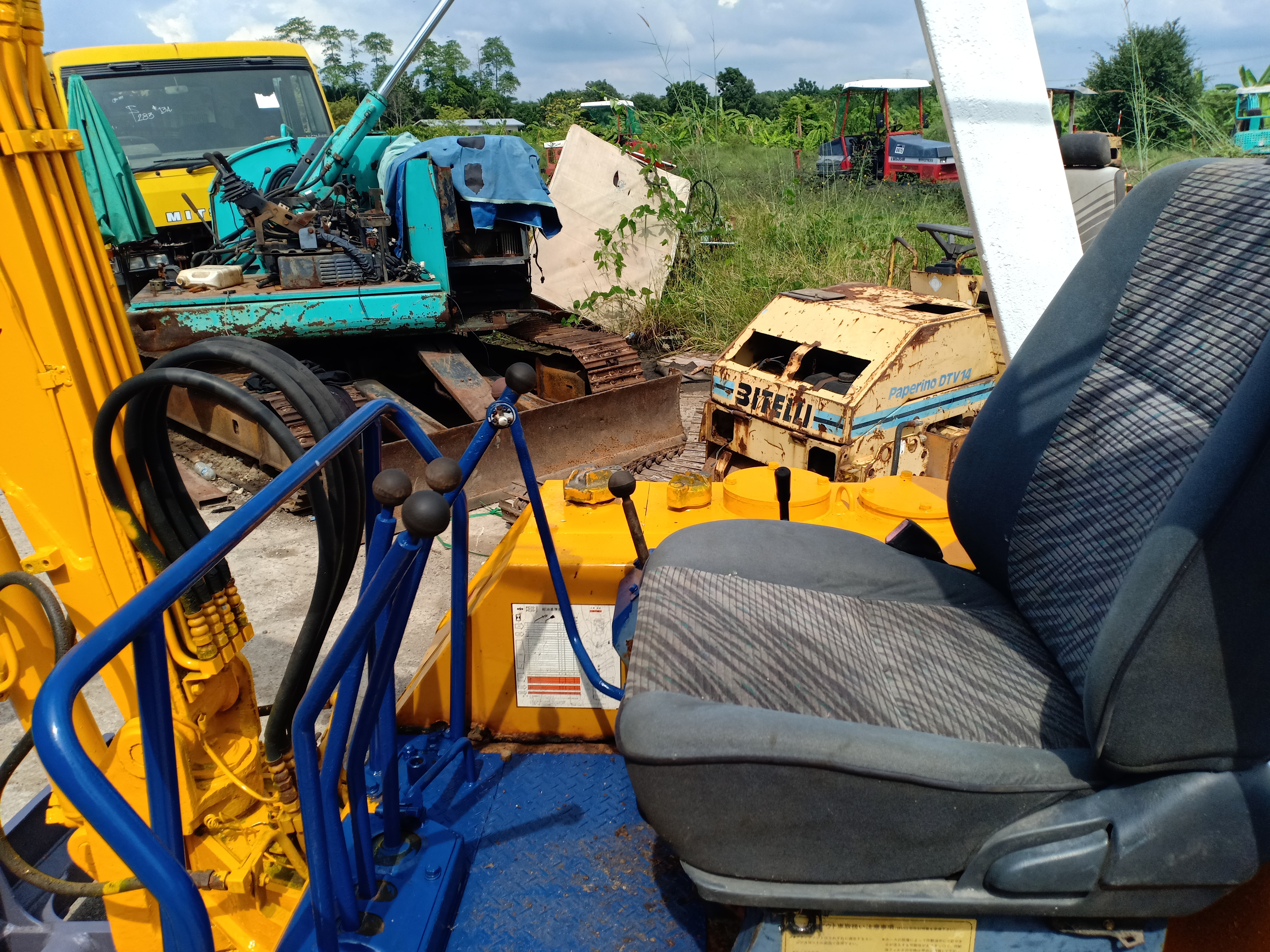 รถแบคโฮ KOMATSU PC20 ชม.การทำงาน 2,000+ ชม. มี VDO การทำงานให้ชม รถแบคโฮ KOMATSU PC20 ชม.การทำงาน 2,000+ ชม. มี VDO การทำงานให้ชม
