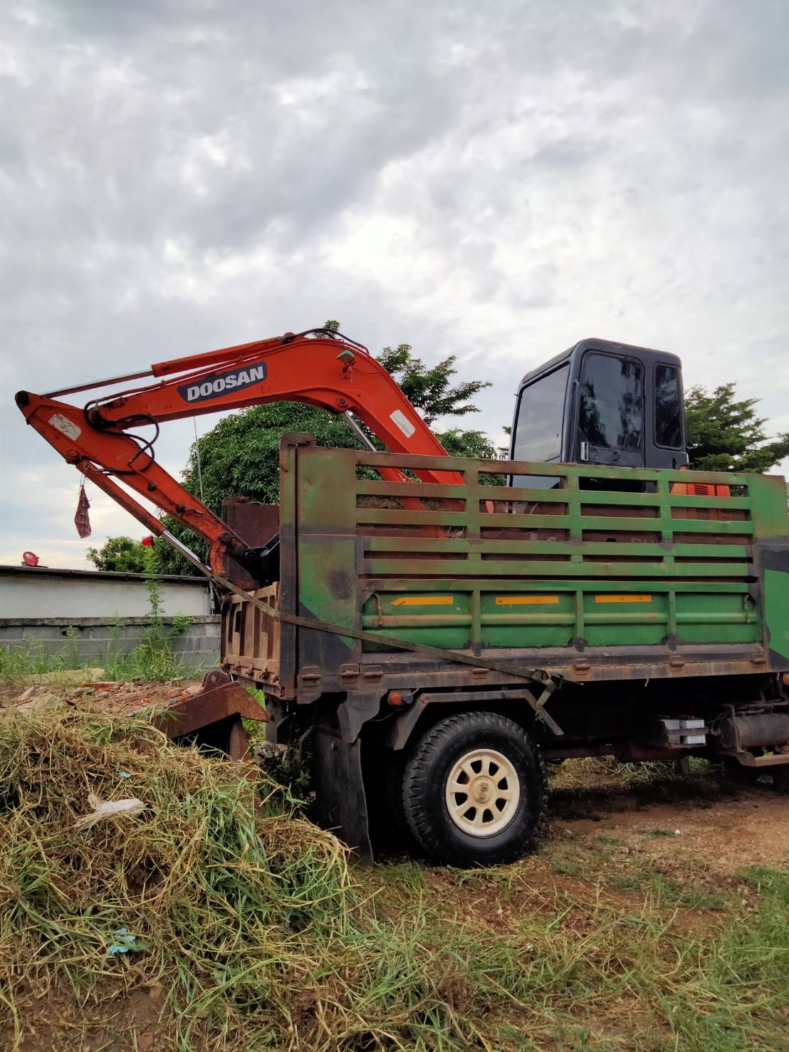 รถแบคโฮ DOOSAN DH60 รถนอกนำเข้า ไฟฟ้าครบ แอร์เย็น 