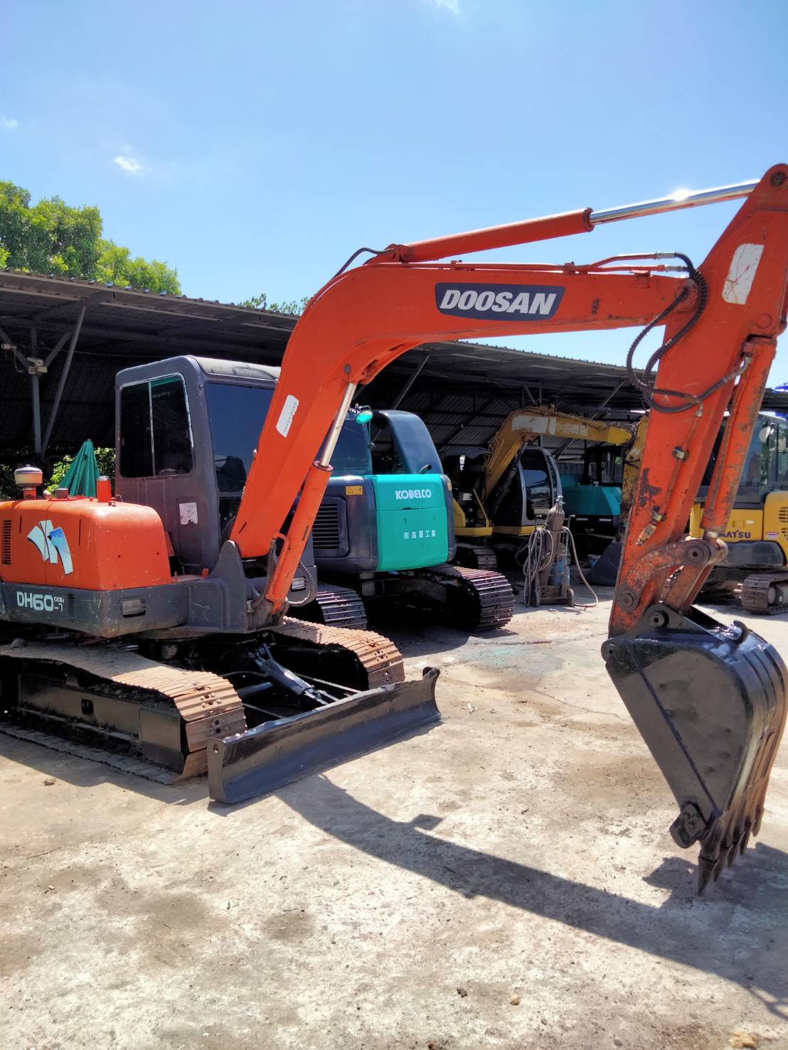 รถแบคโฮ DOOSAN DH60 รถนอกนำเข้า ไฟฟ้าครบ แอร์เย็น รถแบคโฮ DOOSAN DH60 รถนอกนำเข้า ไฟฟ้าครบ แอร์เย็น