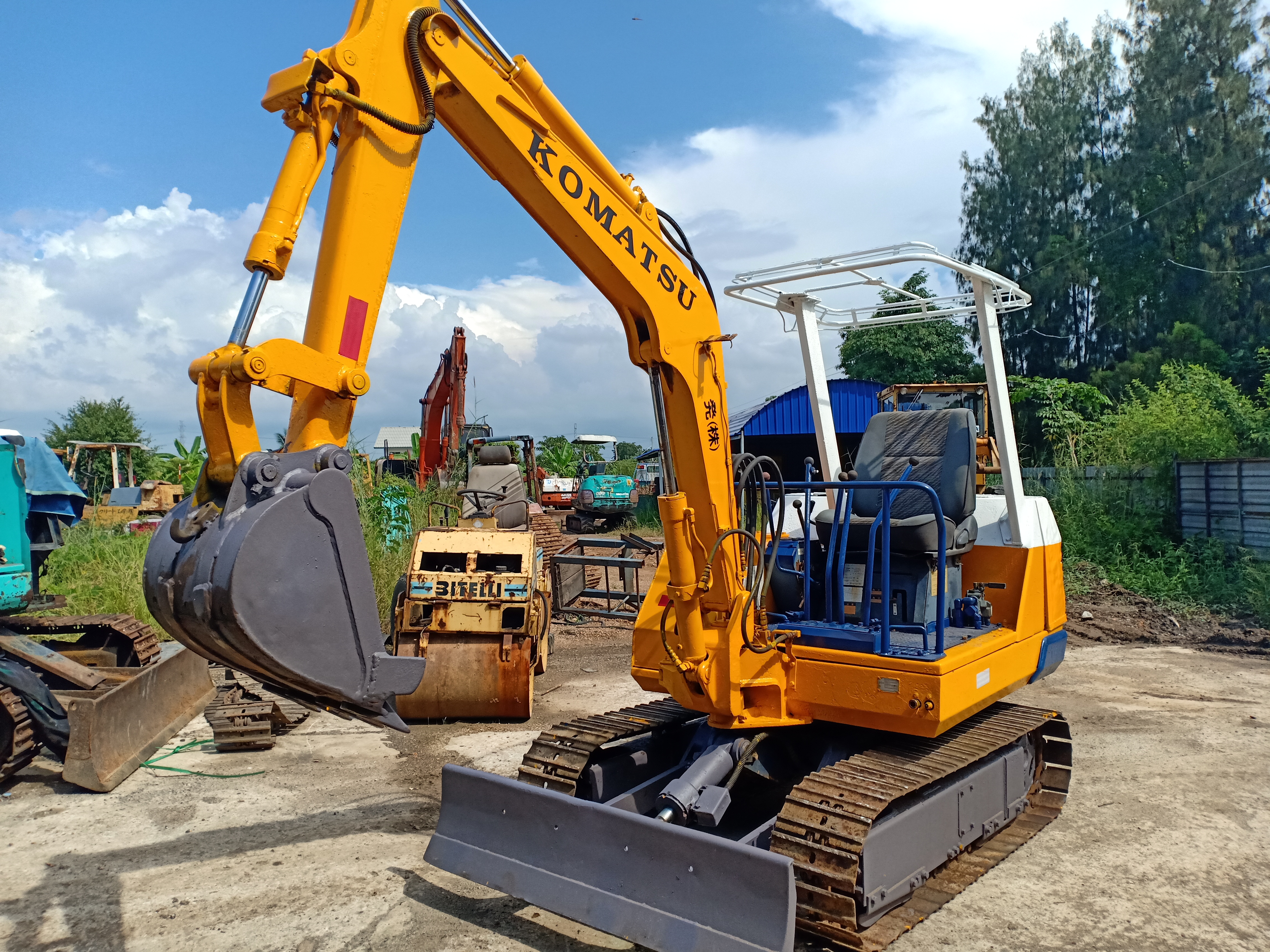 รถแบคโฮ KOMATSU PC20 ชม.การทำงาน 2,000+ ชม. มี VDO การทำงานให้ชม รถแบคโฮ KOMATSU PC20 ชม.การทำงาน 2,000+ ชม. มี VDO การทำงานให้ชม