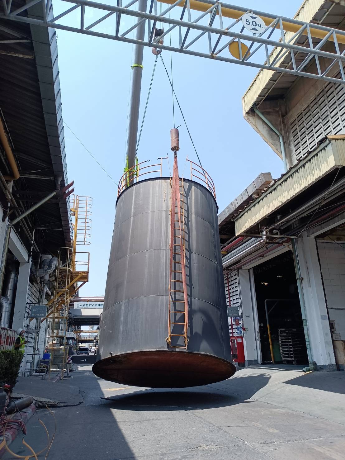 ถังน้ำมัน ขนาด 72000 ลิตรใหญ่ๆใครหาอยู่ไม่ผิดหวังแน่นอน