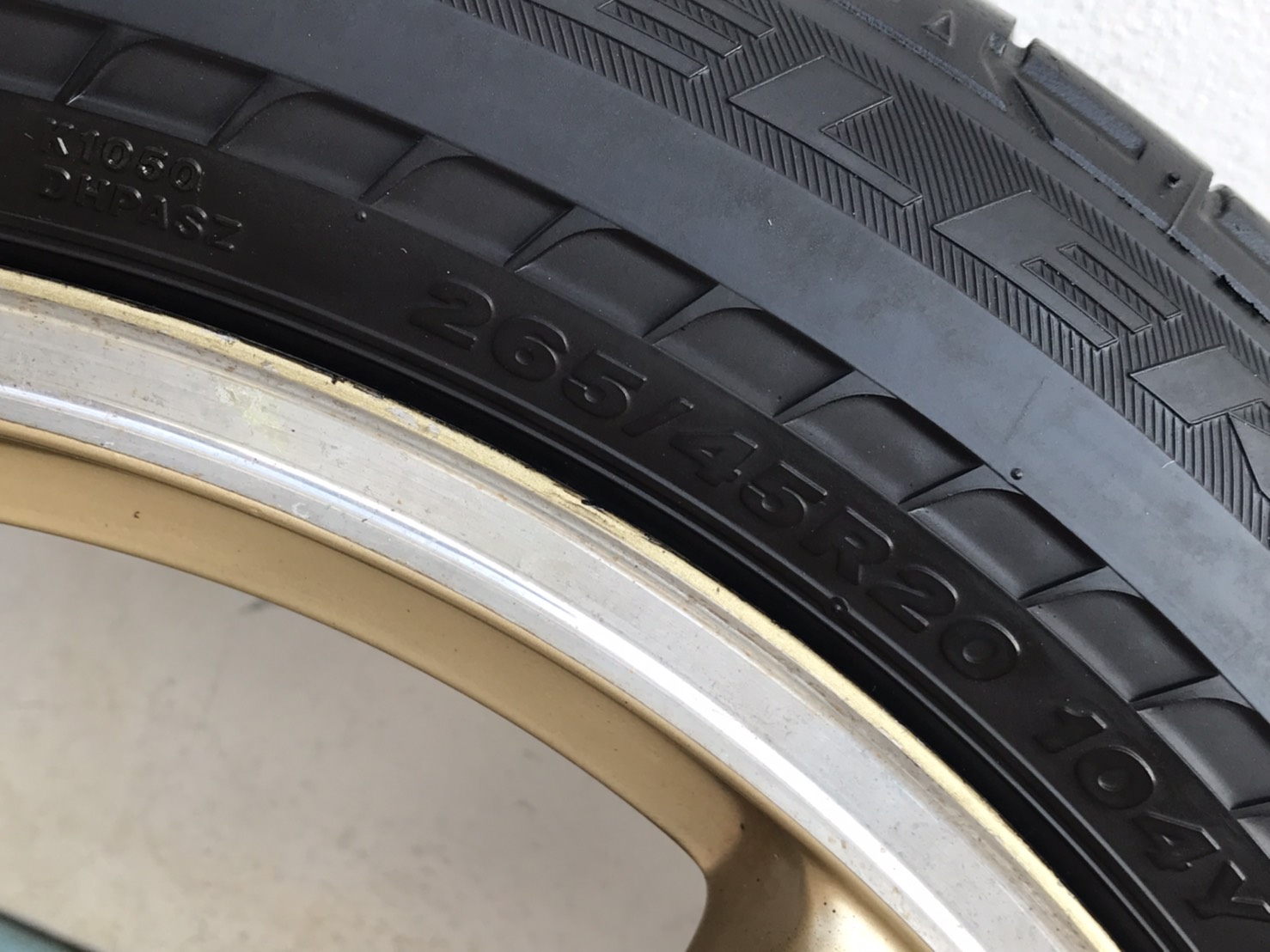 ล้อแม็กขอบ20นิ้ว6รู แถมยาง สวยๆ ชุดนี้ลดราคาเหลือ 6900 บาท