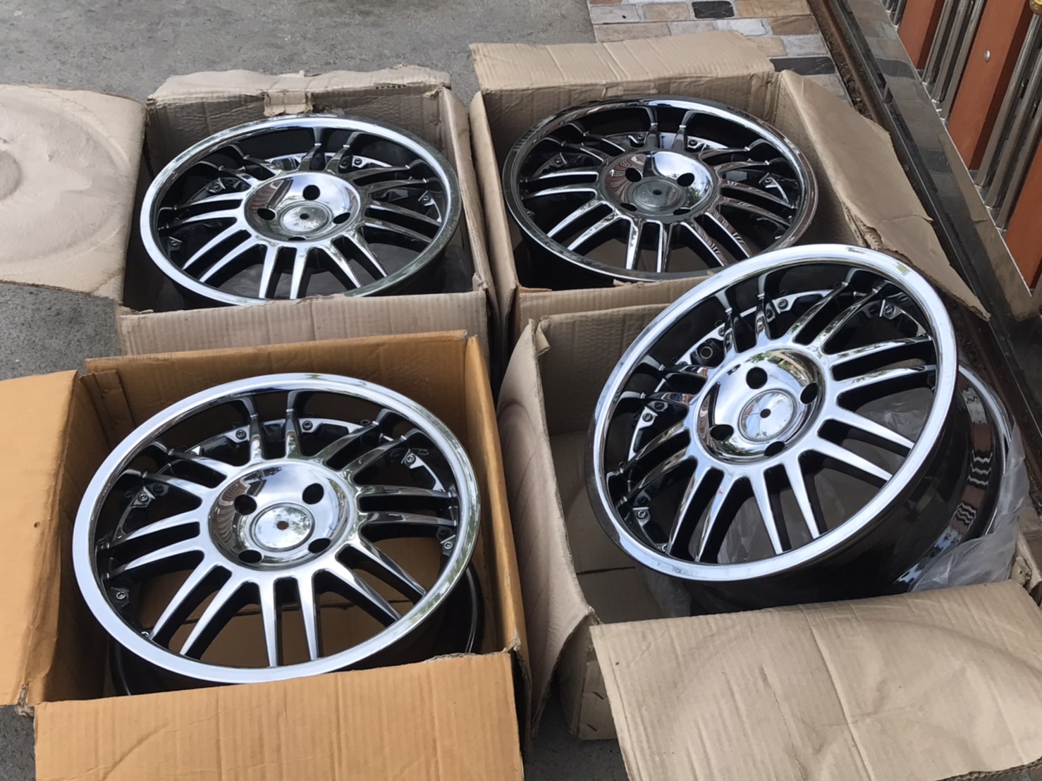 ล้อแม็ก ล้อใหม่ขอบ15นิ้ว4รู100 สวยๆ ชุดนี้ลดราคาเหลือ 3900 บาท