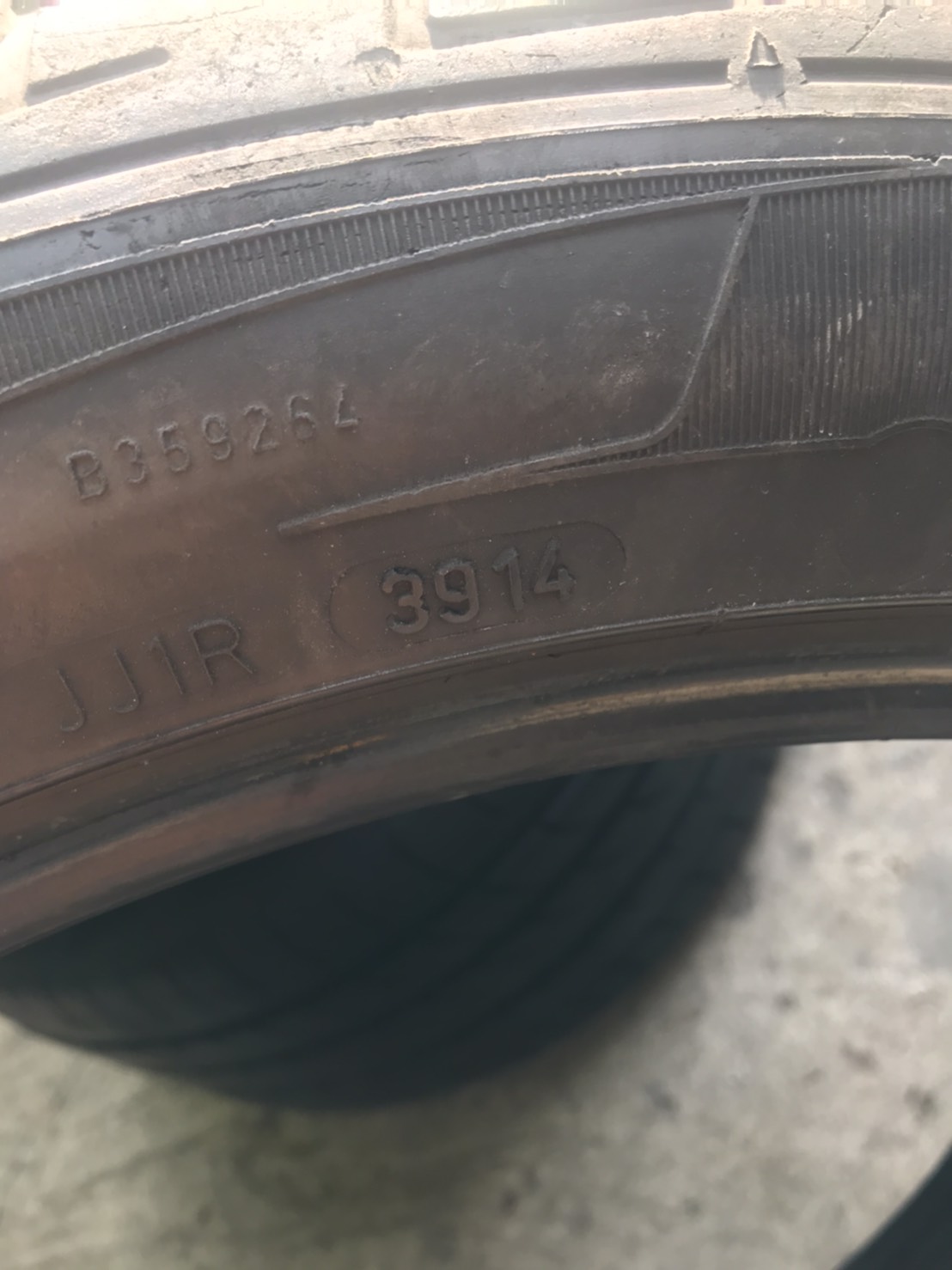 ยางรันแฟส 275/40 และ 315/35 ขอบ20 สวยๆ ชุดนี้ลดราคาเหลือ 3200 บาท ยางรันแฟส 275/40 และ 315/35 ขอบ20 สวยๆ ชุดนี้ลดราคาเหลือ 3200 บาท