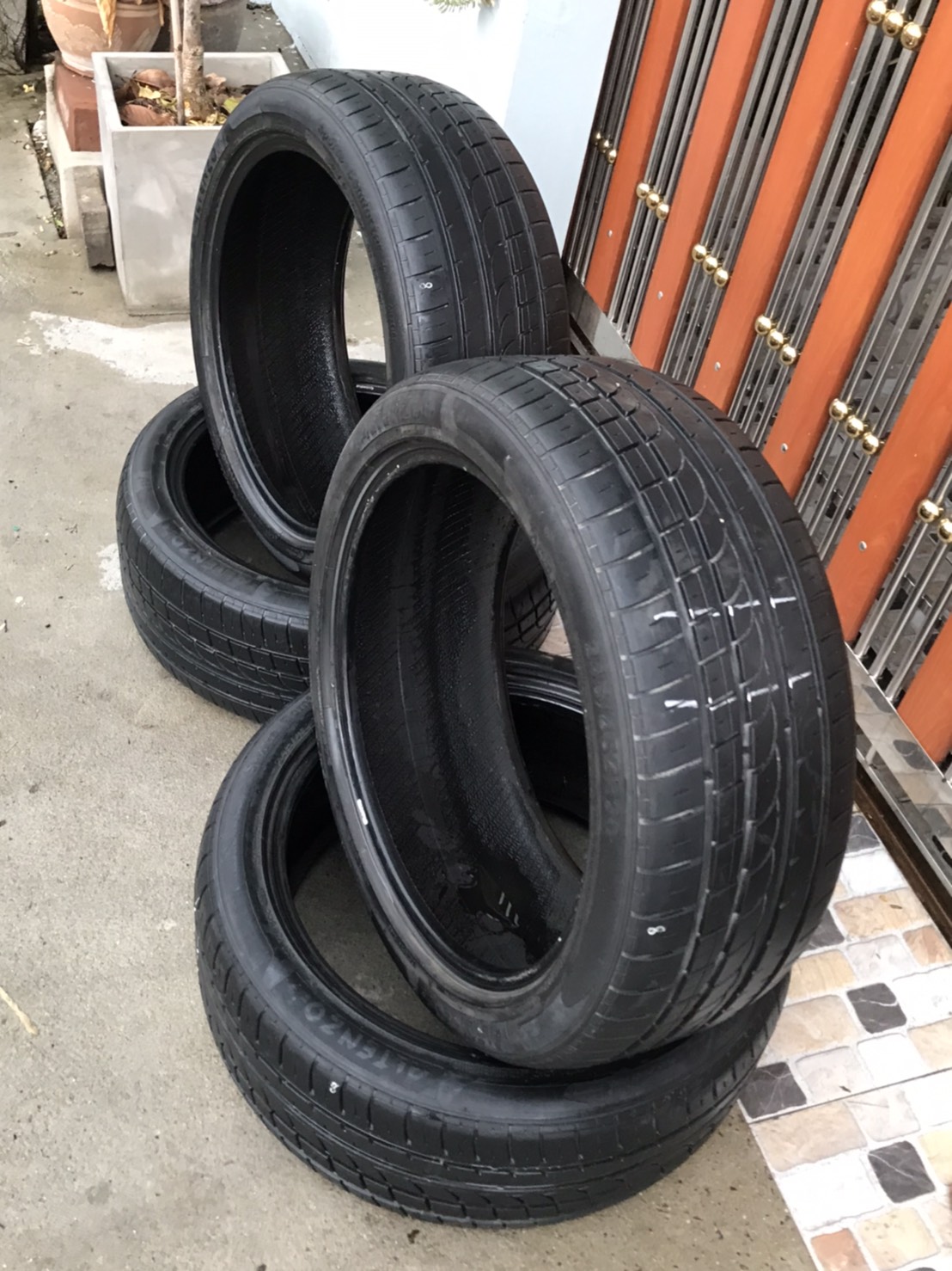 ยาง 245/45ZR20 ปี16 สวยๆ ชุดนี้ลดราคาเหลือ 1900 บาท ยาง 245/45ZR20 ปี16 สวยๆ ชุดนี้ลดราคาเหลือ 1900 บาท