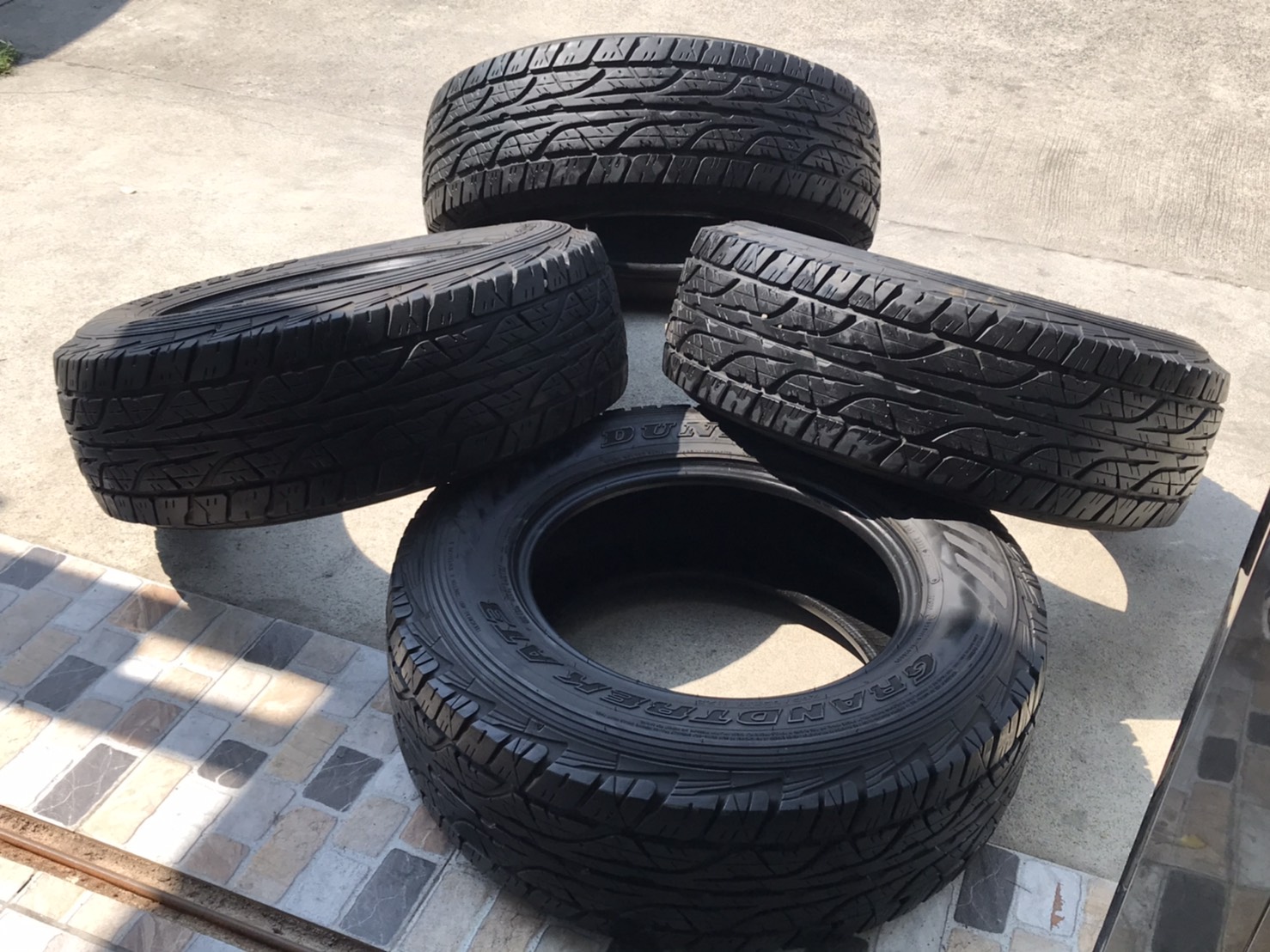 ยาง 265/65R17 ปี18 ดันลอป สภาพนางฟ้า ชุดนี้ลดราคาเหลือ 4700 บาท