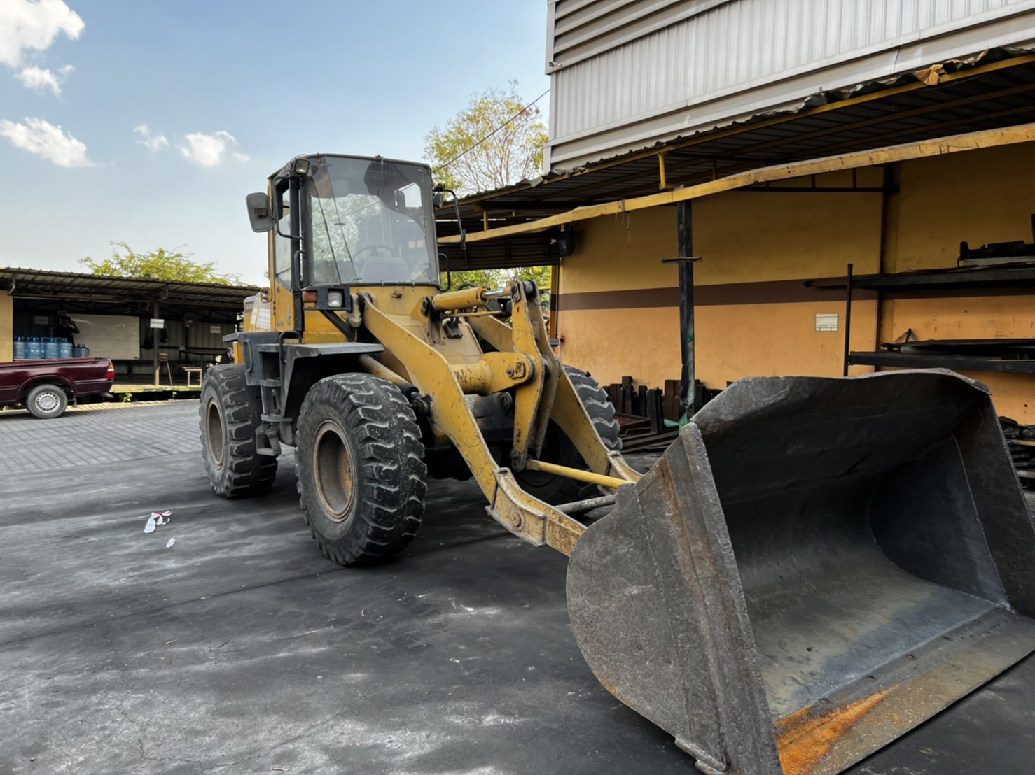 ขายรถตักลอยาง KOMATSU WA180-3 เเขนยาว สภาพดีพร้อมใช้งาน