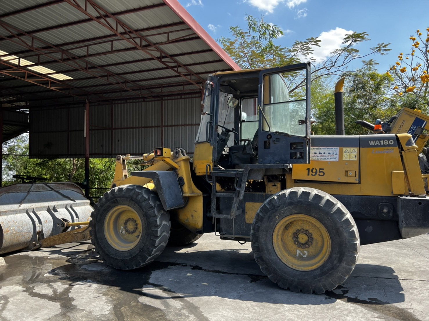 ขายรถตักลอยาง KOMATSU WA180-3 เเขนยาว สภาพดีพร้อมใช้งาน