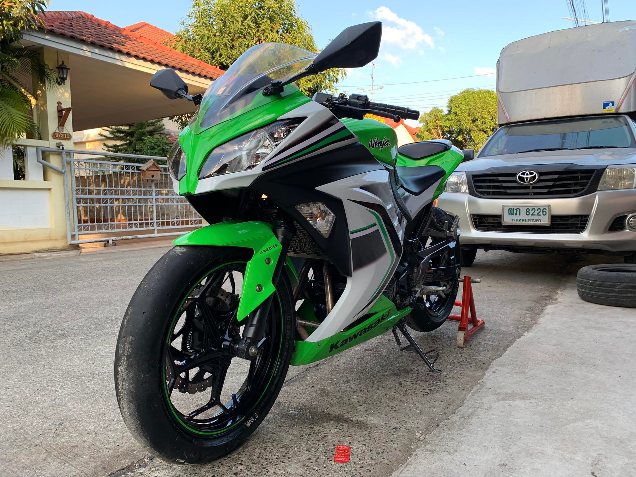 Kawasaki Ninja 300 ABS ปี 15 สีหายาก สวยมาก พร้อมยางสลิก Pirelli Kawasaki Ninja 300 ABS ปี 15 สีหายาก สวยมาก พร้อมยางสลิก Pirelli