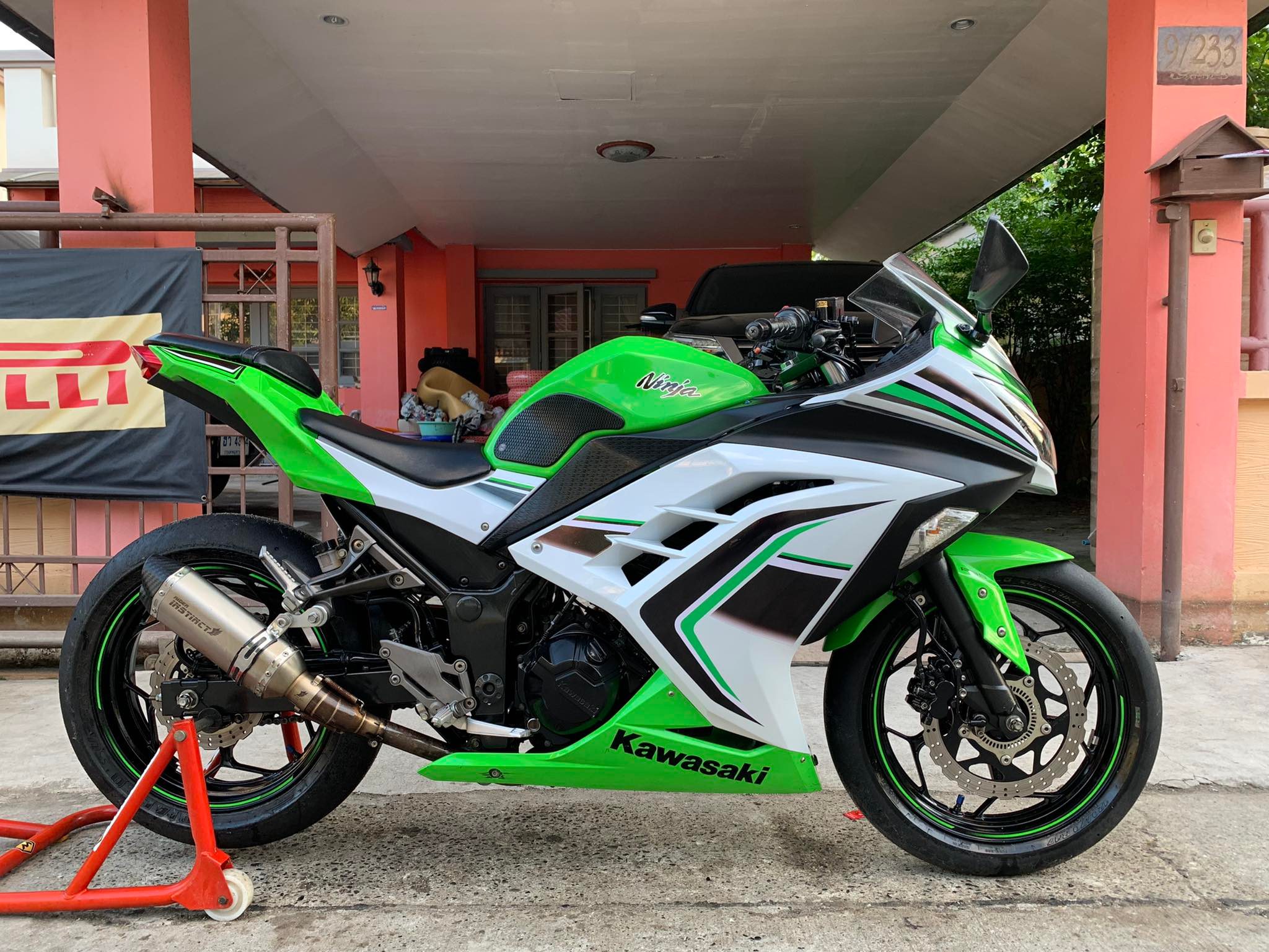 Kawasaki Ninja 300 ABS ปี 15 สีหายาก สวยมาก พร้อมยางสลิก Pirelli Kawasaki Ninja 300 ABS ปี 15 สีหายาก สวยมาก พร้อมยางสลิก Pirelli