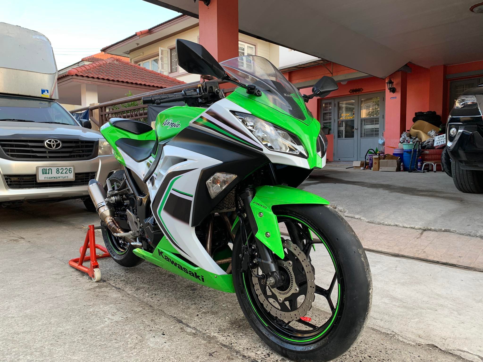 Kawasaki Ninja 300 ABS ปี 15 สีหายาก สวยมาก พร้อมยางสลิก Pirelli Kawasaki Ninja 300 ABS ปี 15 สีหายาก สวยมาก พร้อมยางสลิก Pirelli