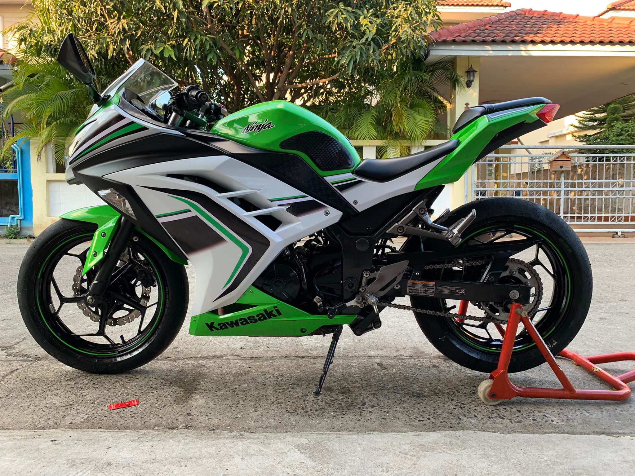 Kawasaki Ninja 300 ABS ปี 15 สีหายาก สวยมาก พร้อมยางสลิก Pirelli Kawasaki Ninja 300 ABS ปี 15 สีหายาก สวยมาก พร้อมยางสลิก Pirelli