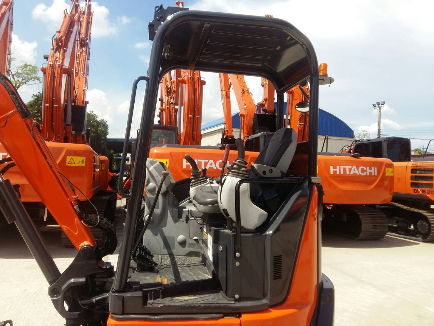 รถขุด HITACHI รุ่น ZX33U-5A Premium Used โทร 0868475260